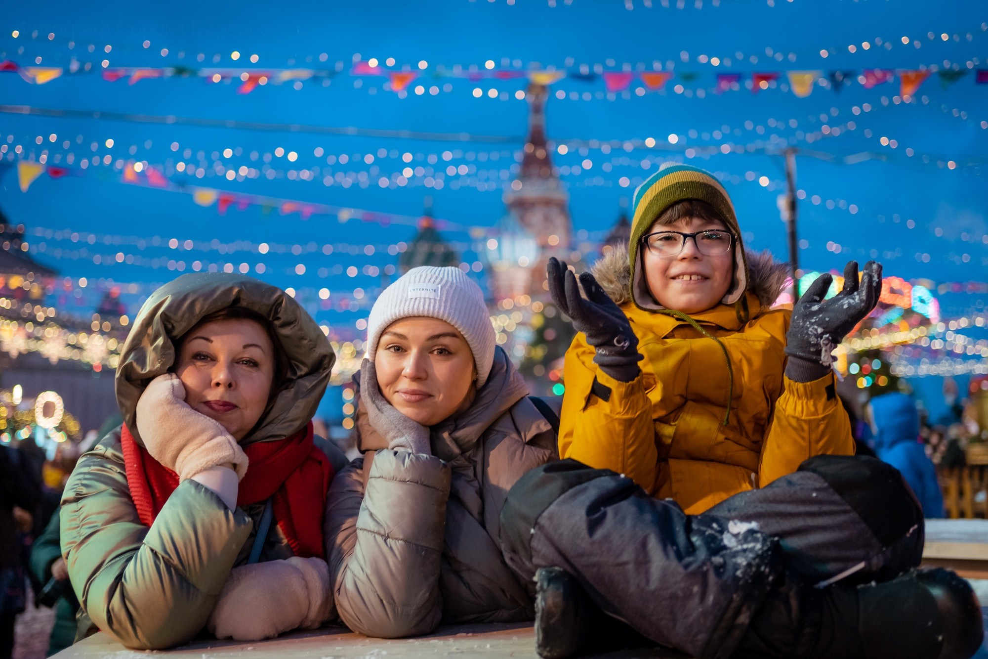 Юля с семьей в центре. Семейный фотограф Варвара Сорока в городе Москве
