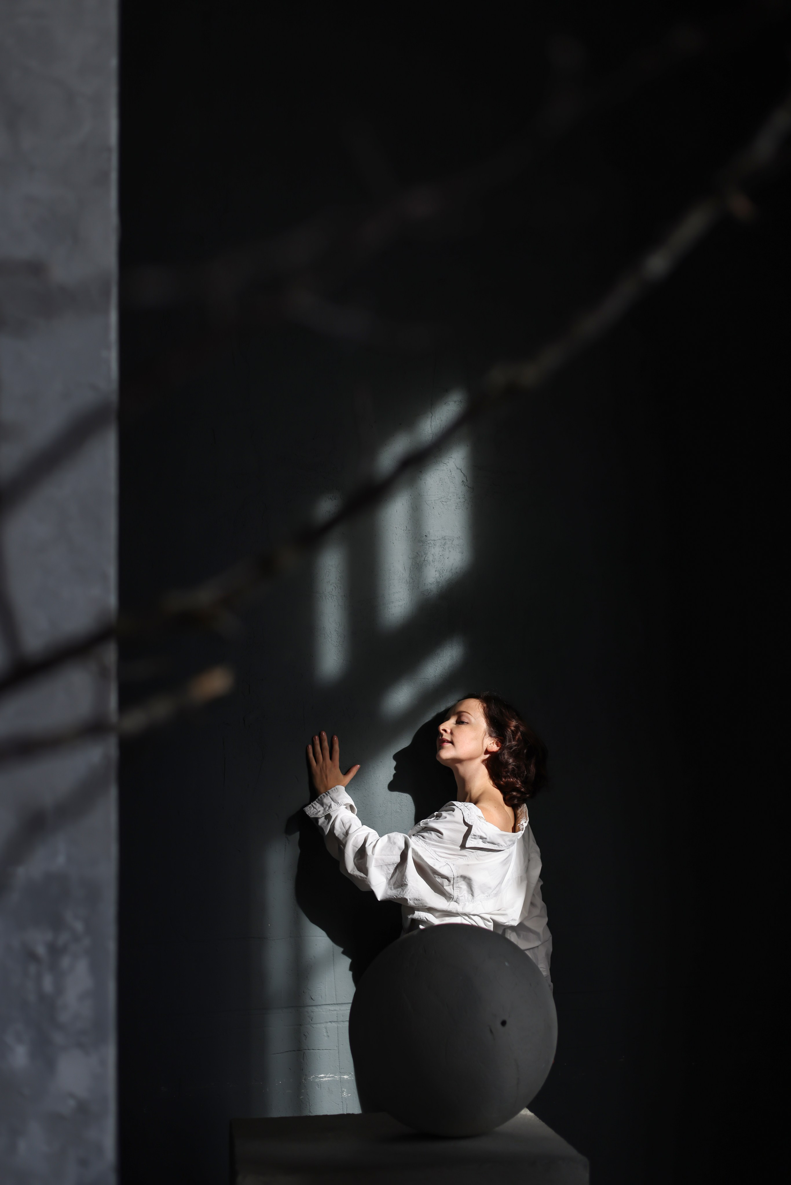 Сьемка в студии, брюнетка на темном фоне Фотограф - Мэри Маршания