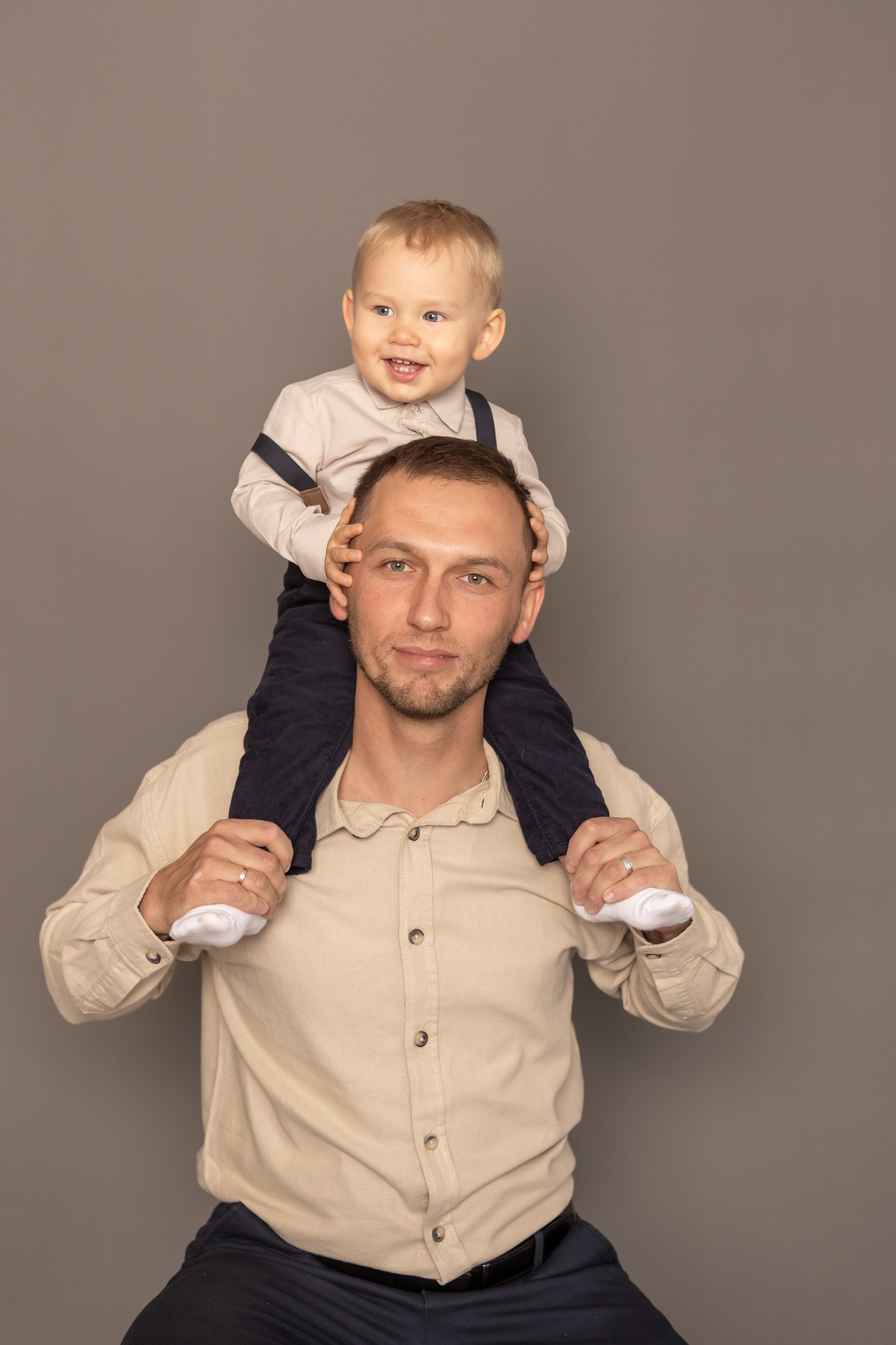 Фото с родителями на однотонных фонах. Фотограф новорожденных. Детский и семейный фотограф Марьяна Юдина