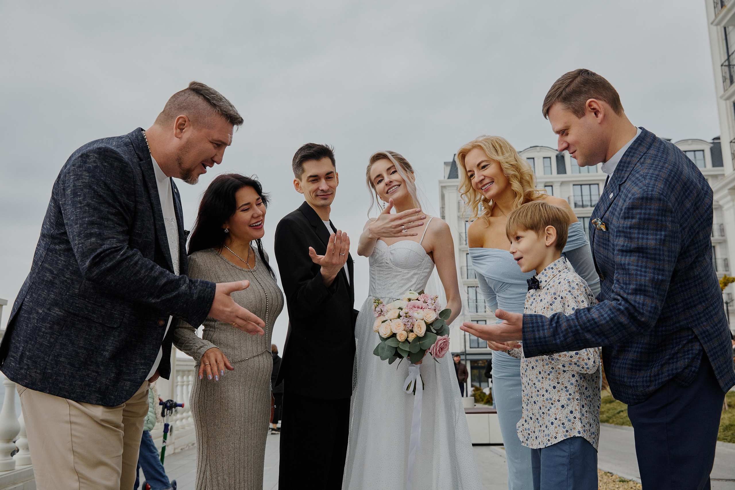 Жених и невеста показывают близким и родным свои обручальные кольца