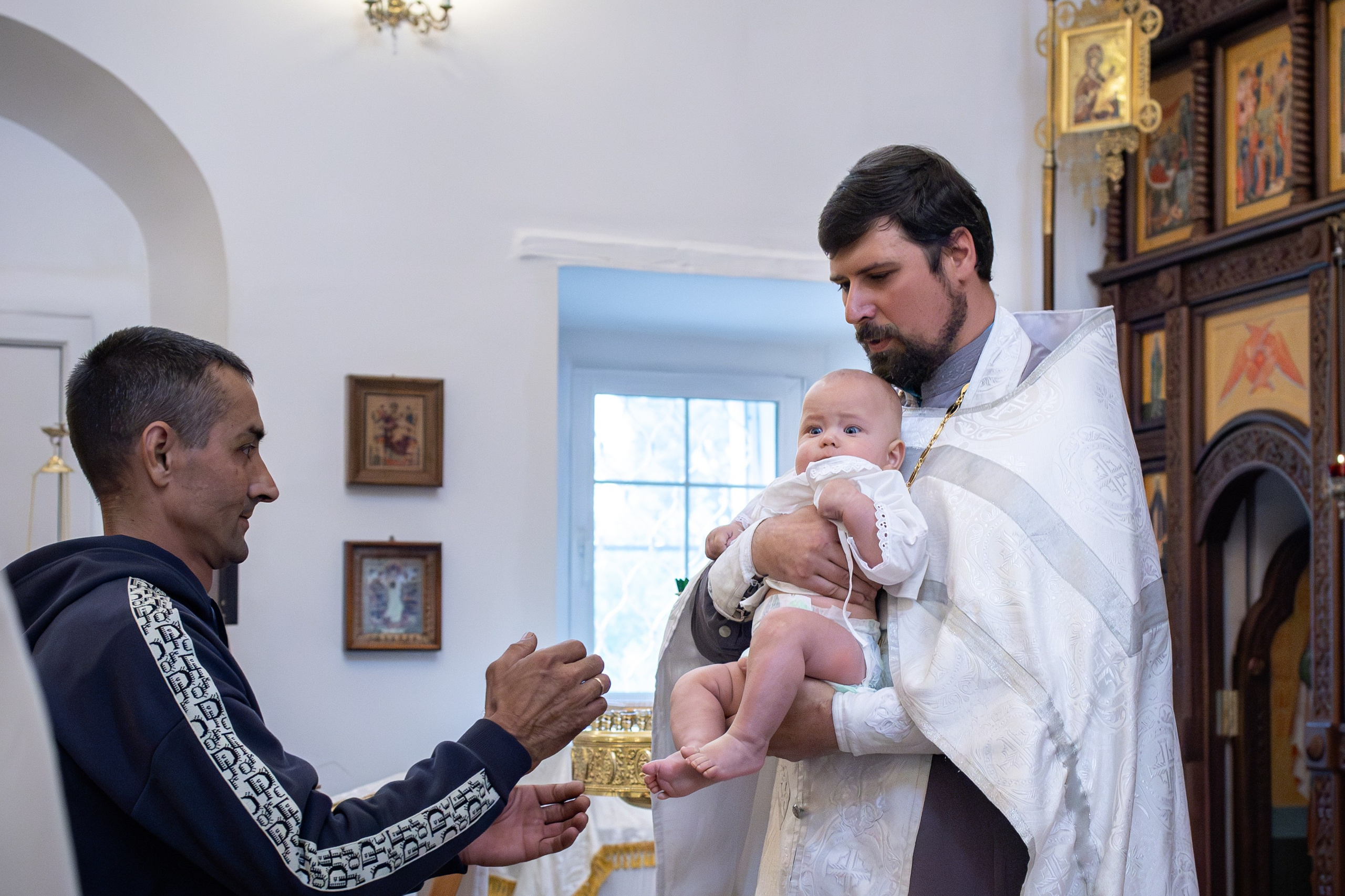 Таинство Крещения малышей в в храме Воскресения Христова, с. Трубино (Калужская обл.). Надежда Стар семейный и церковный фотограф в Жукове и Калужской области