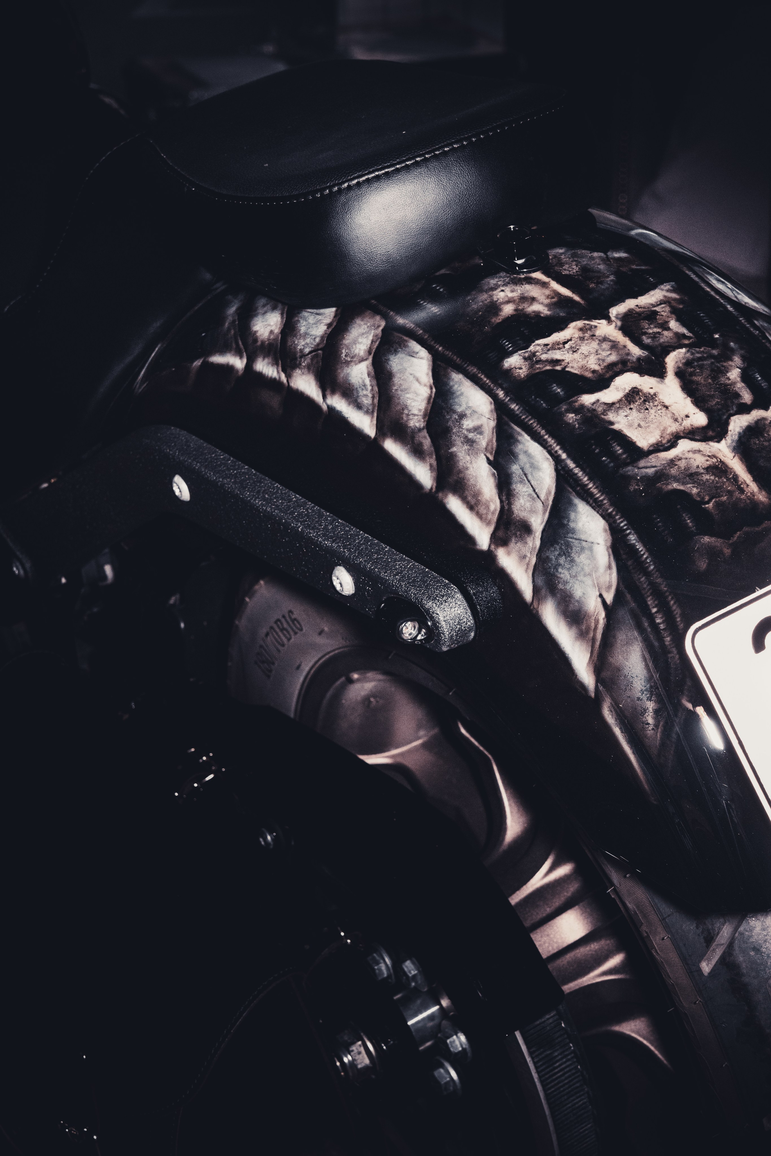 Тёмный Harley-Davidson с ручной аэрографией на тему фильма «Чужой», деталь крыла