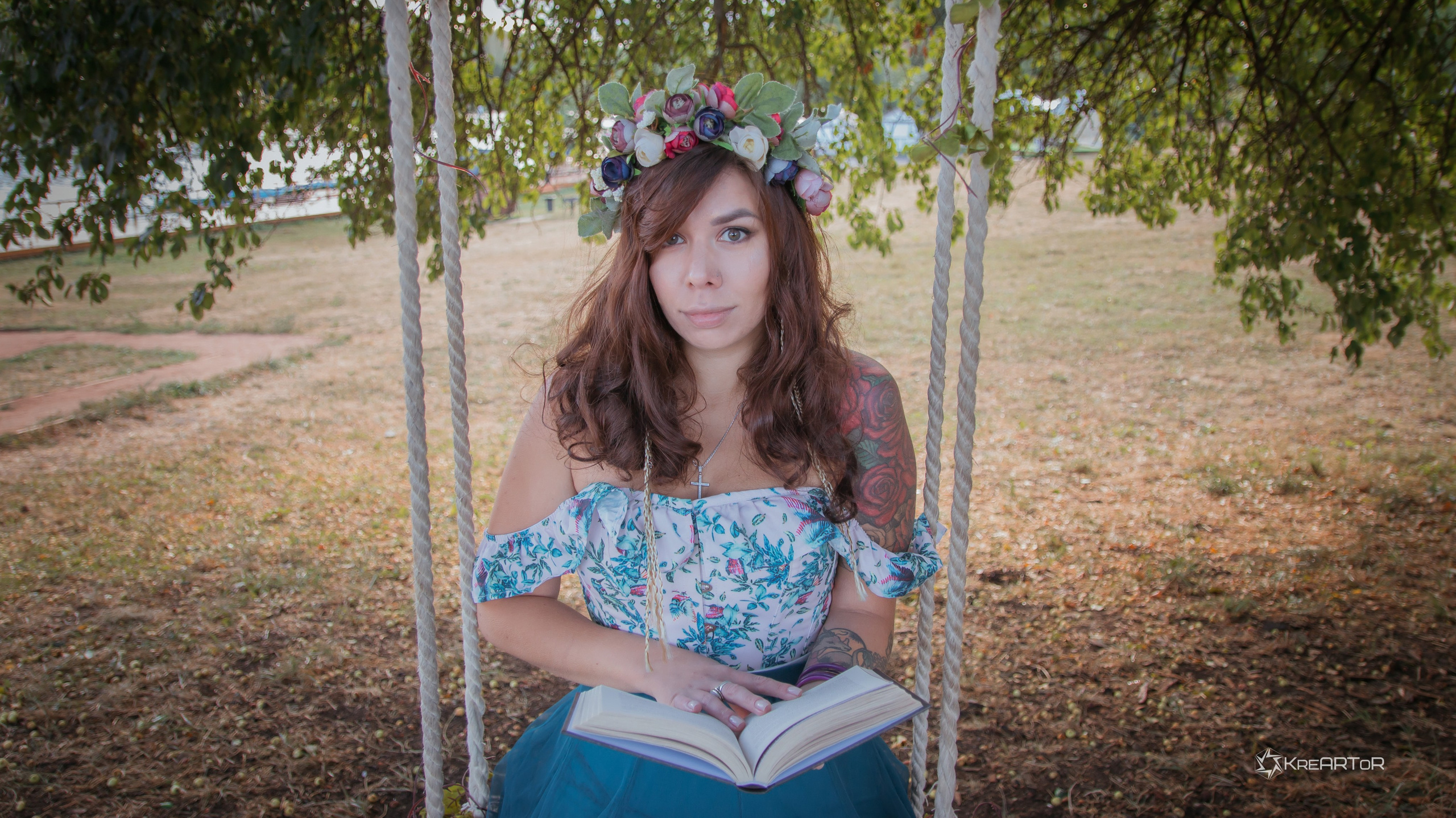 Девушка на качелях