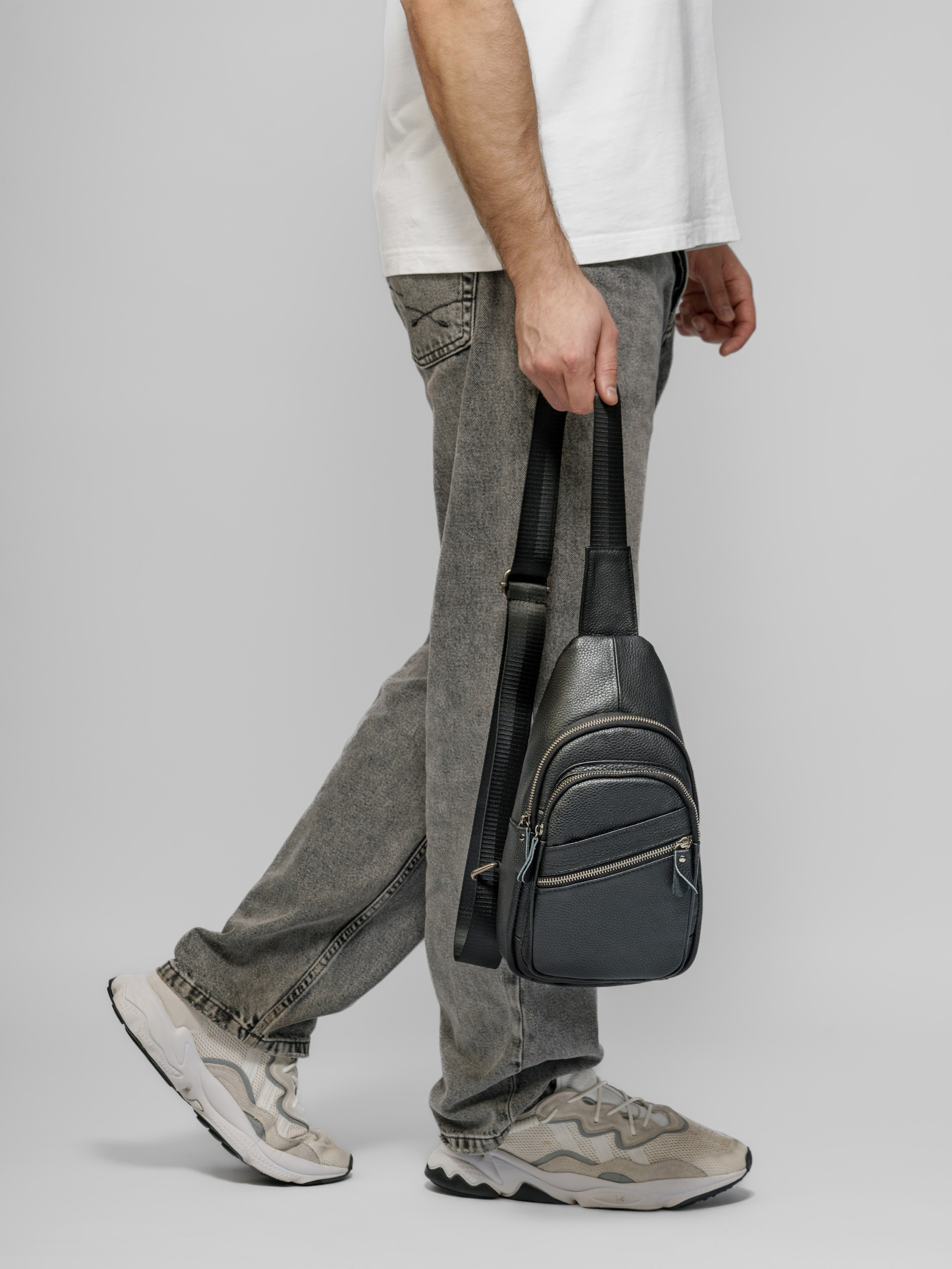 Сумки-бананки, модель Кирилл. KED Production — продакшн из СПб. Создаём фото, видео и контент, который помогает брендам и селлерам продавать больше