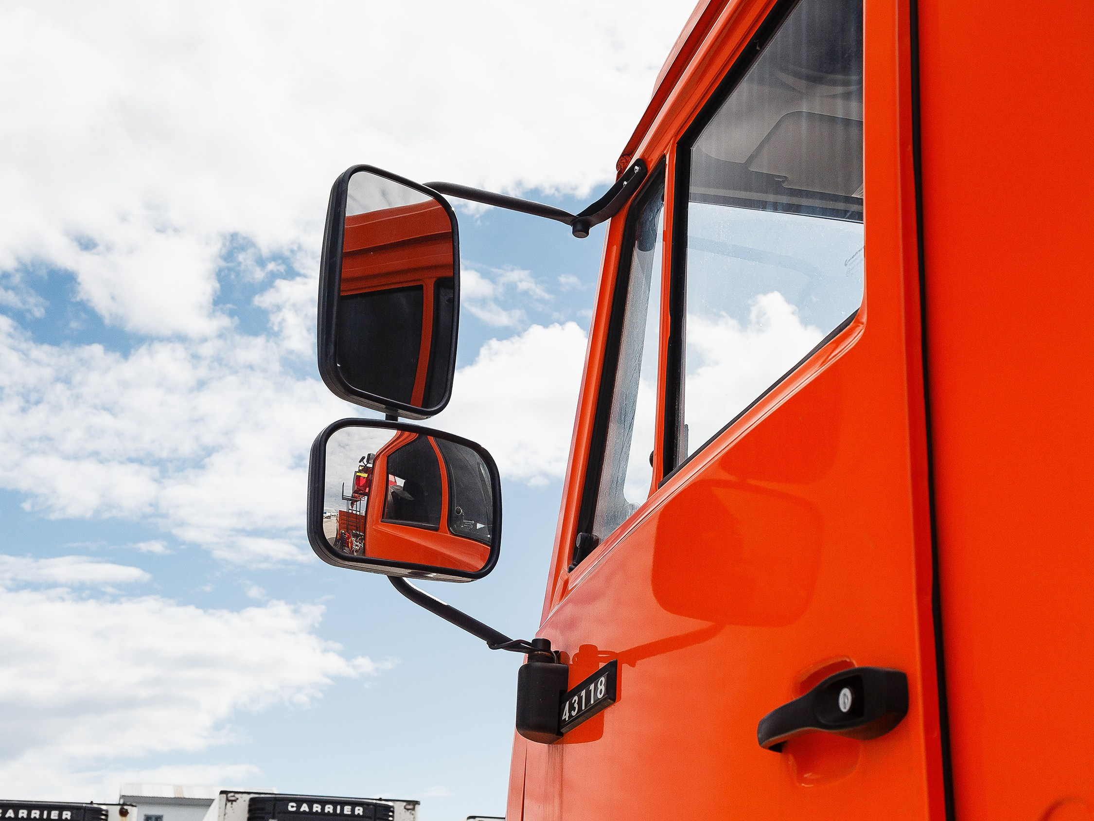 Профессиональная съёмка легковых автомобилей и большегрузов для продажи и контента. Выездная фотосессия спецтехники в Санкт-Петербурге. Репортажный фотограф Сергей Пушкин в СПб. Промышленная фотосъёмка авто. Фотограф для дилеров и производителей. 