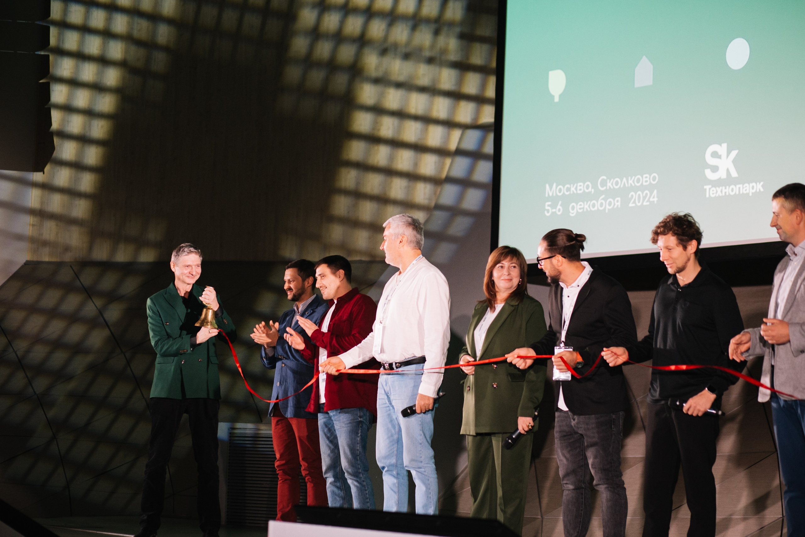 L Buro / Go Smart / Экспо Skolkovo. Nadezhdin Studio