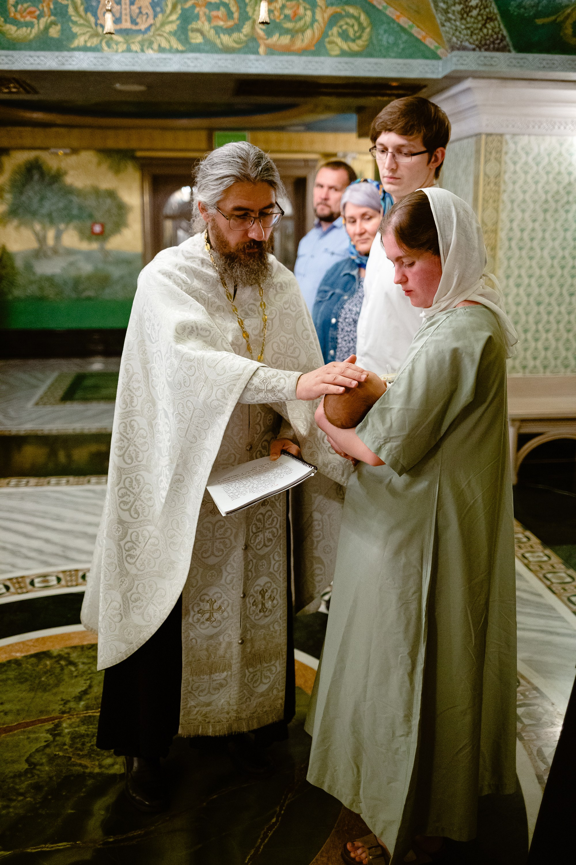 Фотосъемка крещения в сретенском монастыре г. Москвы