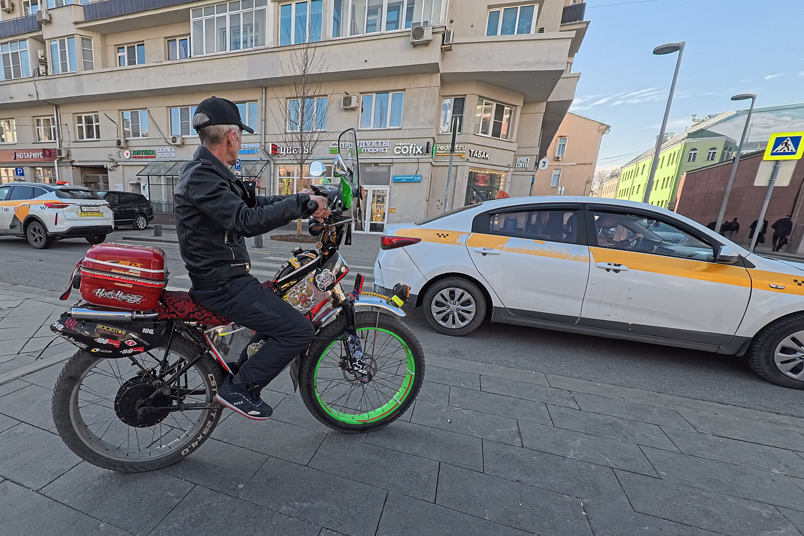 Улица, люди, жизнь…