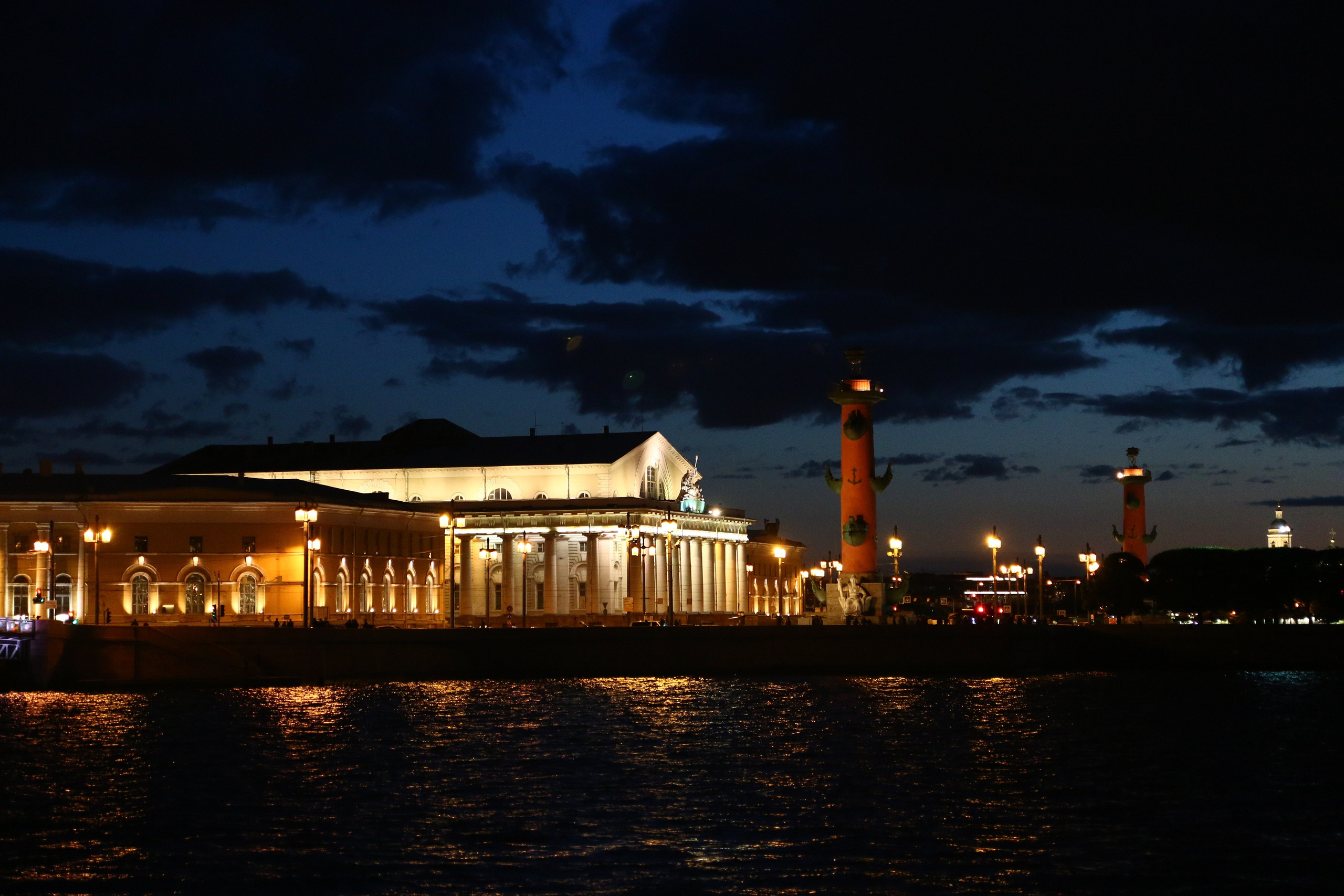 Вечерний город. Улица, люди, жизнь…