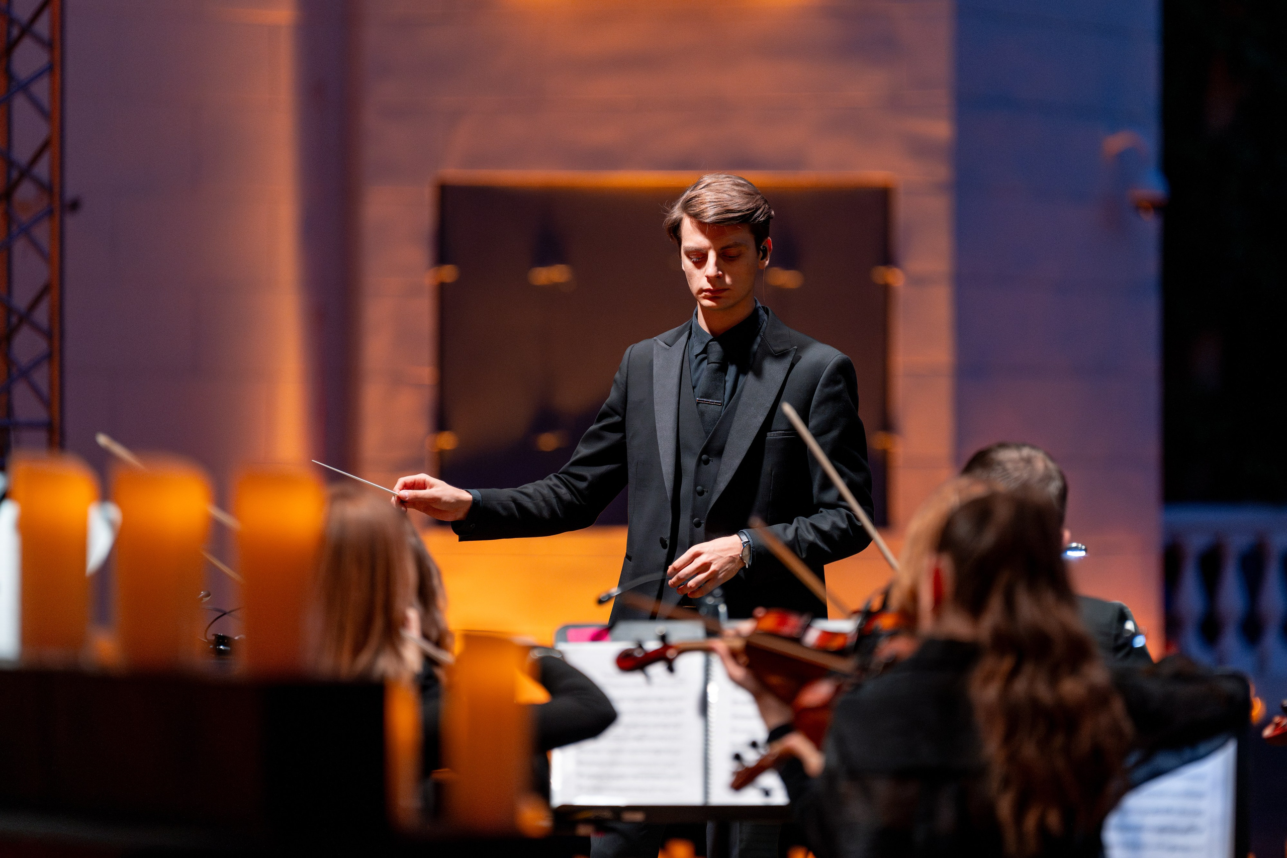 Симфонический оркестр Lumisfera при свечах. Фотограф Никита Комаров