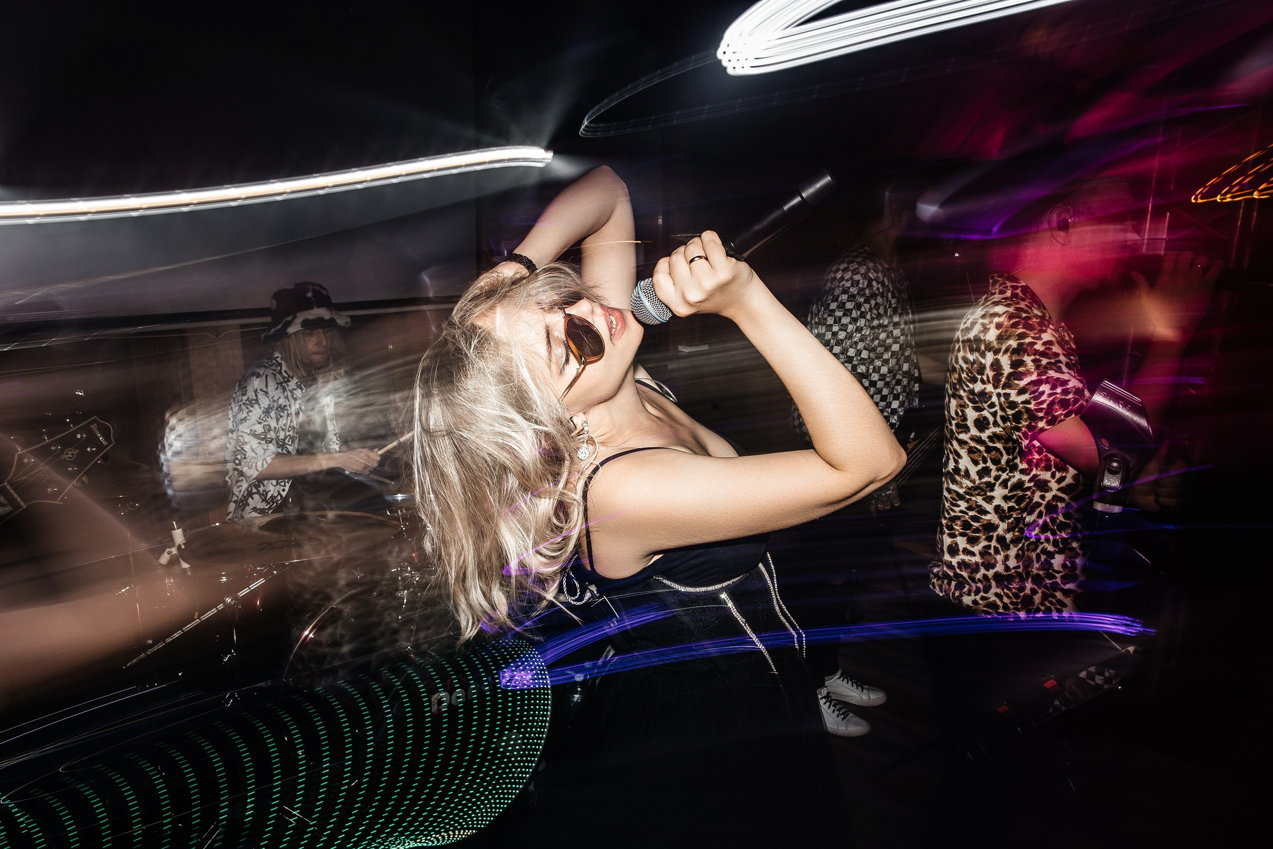 Здравствуйте! Я&nbsp;свадебный фотограф из&nbsp;Ульяновска, работаю в&nbsp;том числе по&nbsp;всей России и&nbsp;с&nbsp;выездом за&nbsp;границу. Снимаю свадьбы, lovestory, корпоративы, светский репортаж. Провожу обучение по&nbsp;фотографии, мастер-классы и&nbsp;воркшопы для других фотографов.