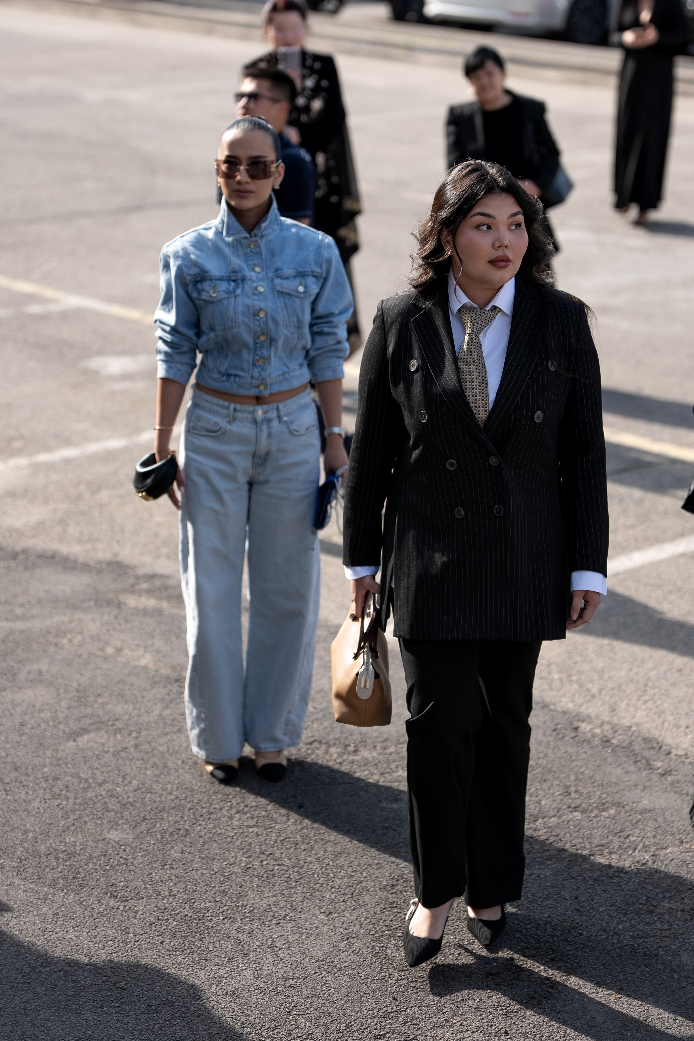 Visa Fashion Week Almaty Pre-Fall 2026 April StreetStyle Day 1. Сайт Алматинского НЮ АРТ, будуар и фэшн фотографа Дениса Карпенко