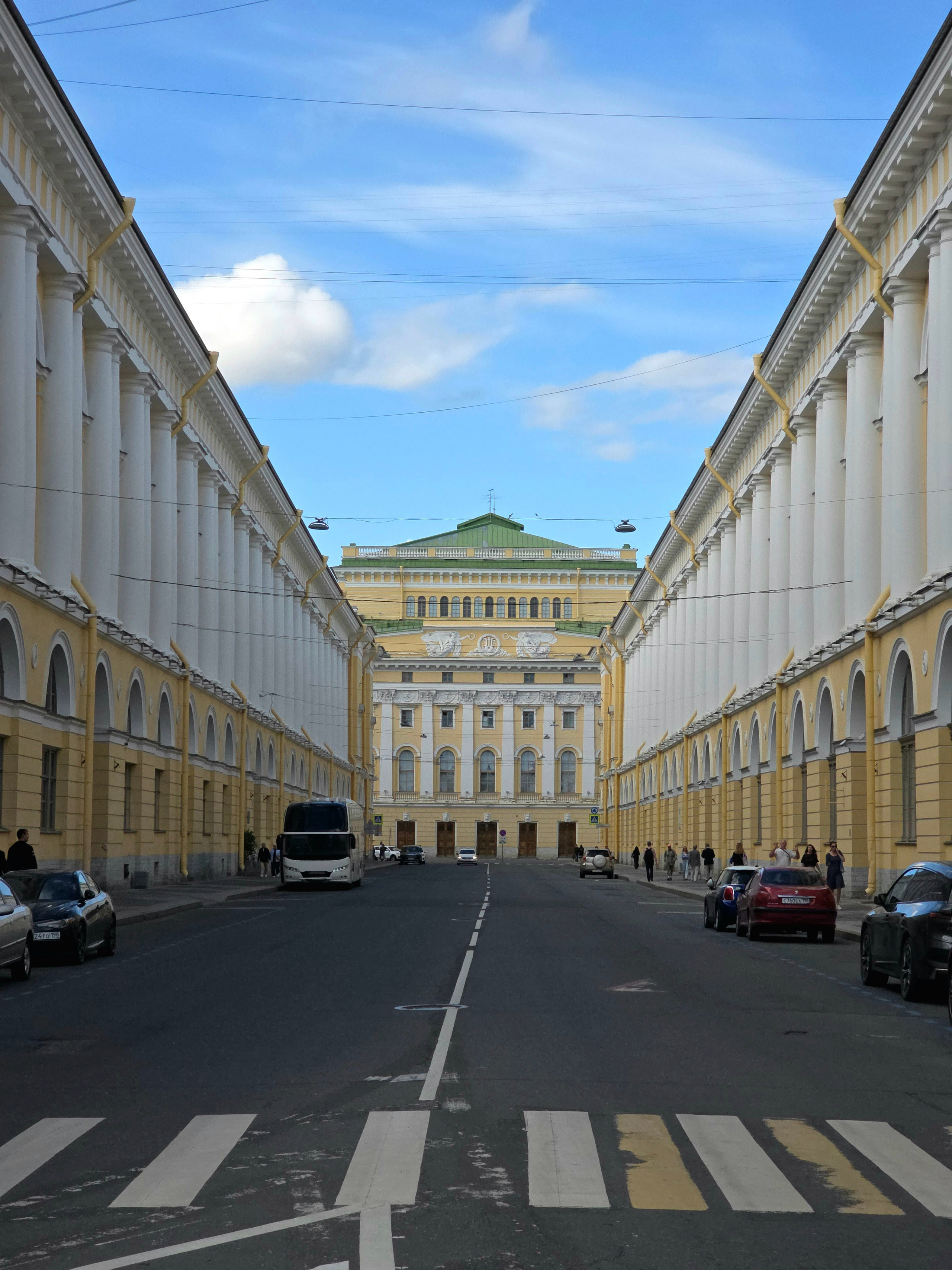 Улица архитектора Росси. Самая симметричная улица в мире. Её ширина в точности равна высоте зданий и составляет 22 метра, а длина — ровно 220 метров 