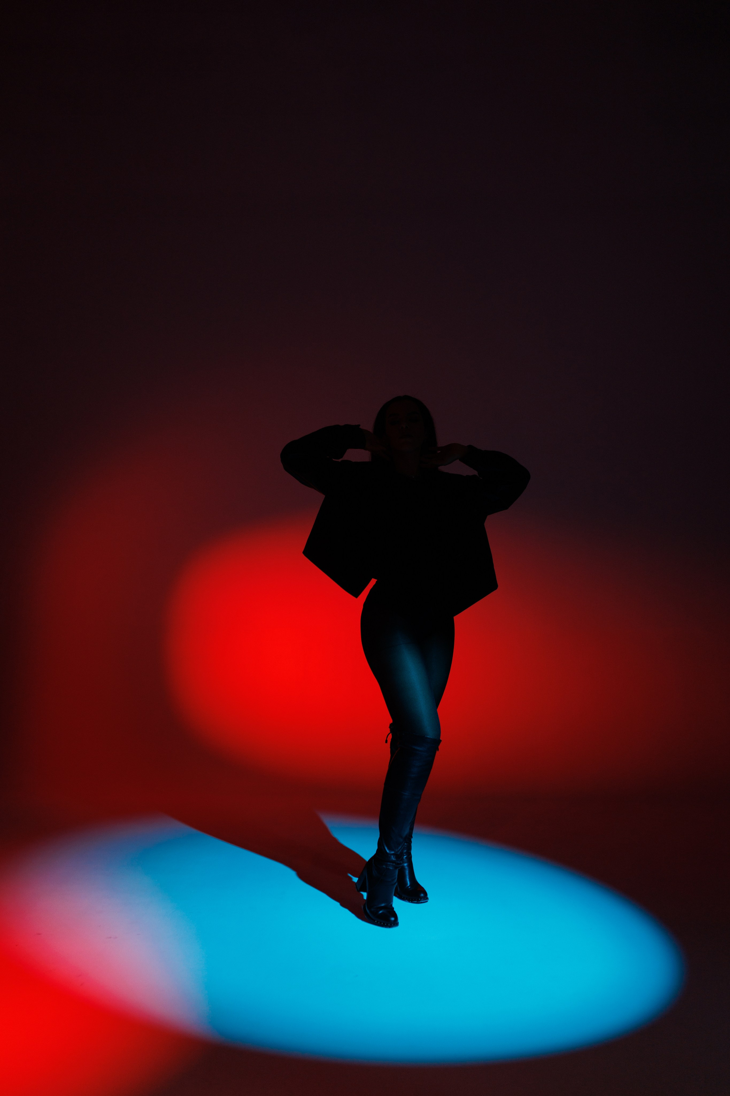 Цветной свет и фигуры. Фотограф Минск