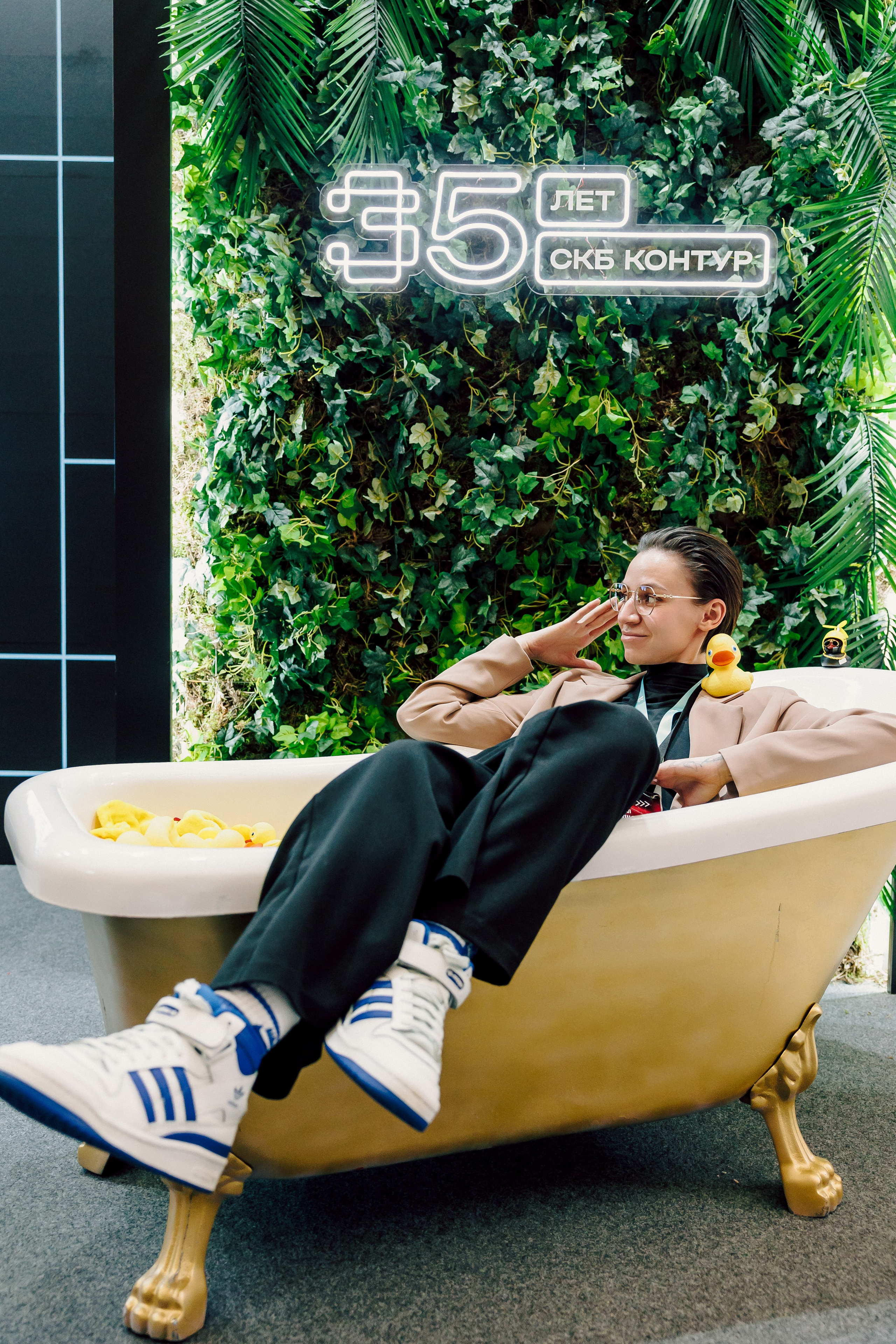 СКБ Контур — Форум будущего — Стенд. Лёшка Варзегов — фотограф