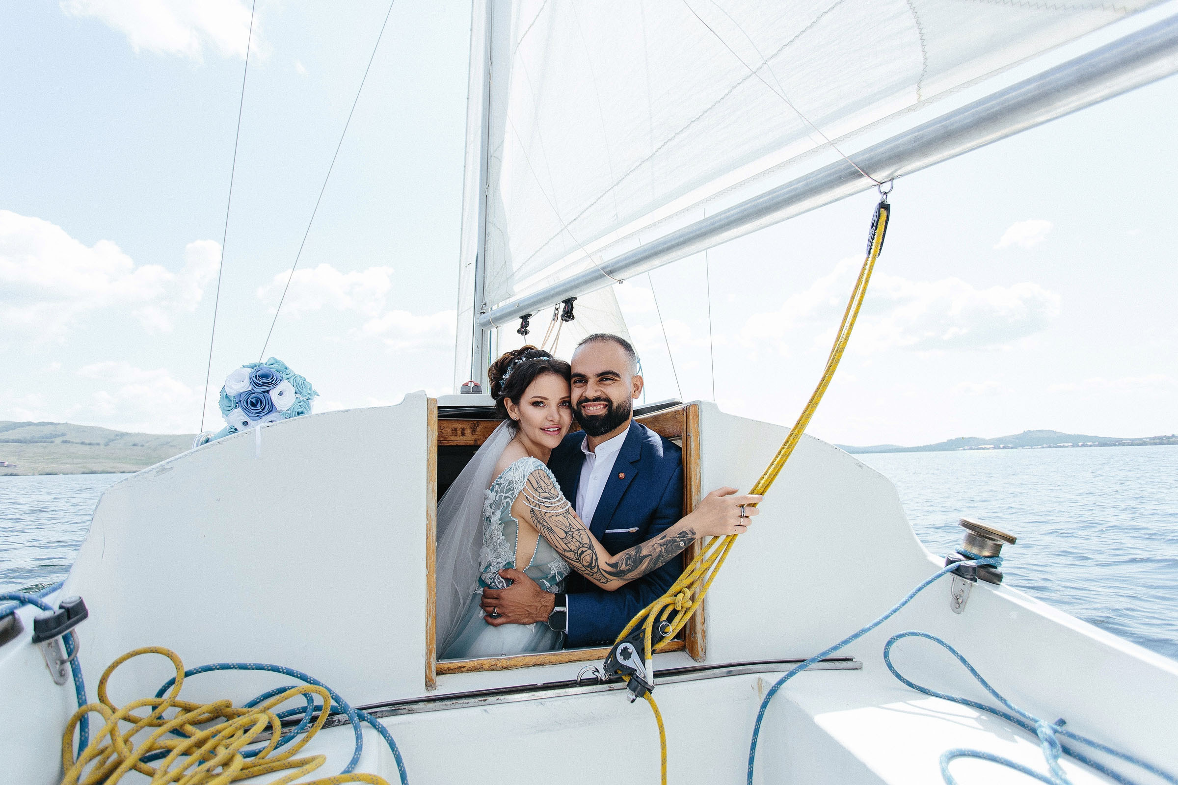 Невеста и жених в каюте яхты на озере Банное. Свадебная фотосессия в Магнитогорске Андрей Куликов