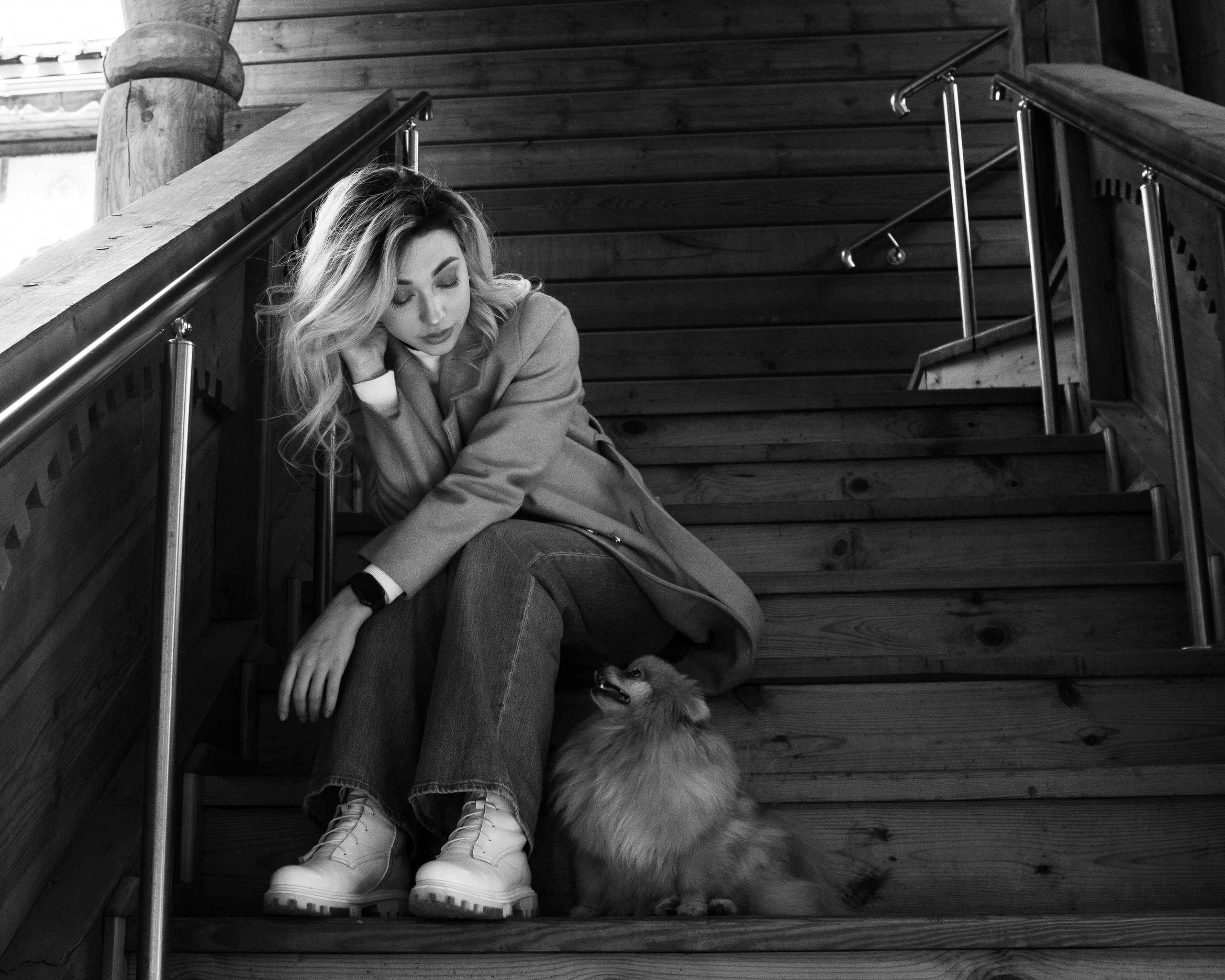 женщина сидит на деревянных ступеньках