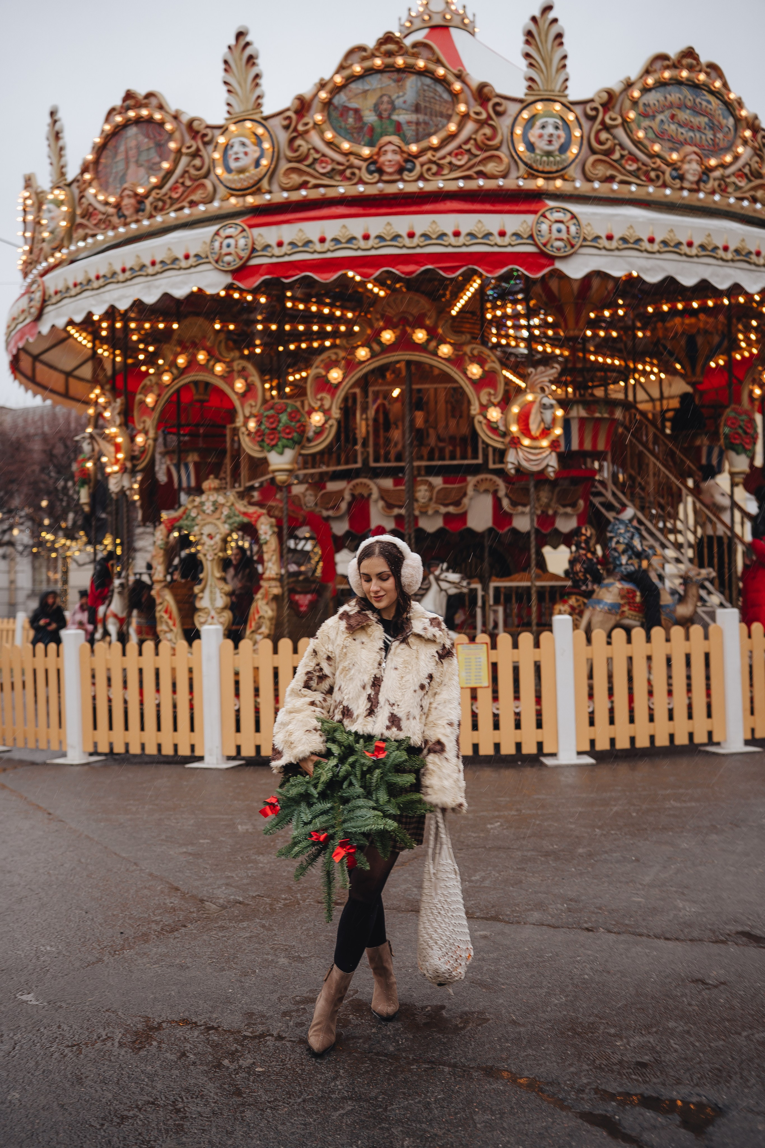ПРОГУЛКА НА МАНЕЖНОЙ ПЛОЩАДИ ДЛЯ ДЕВУШКИ ПЕРЕД НОВЫМ ГОДОМ (НОВОГОДНЯЯ ФОТОСЕССИИЯ НА МАНЕЖНОЙ ПЛОЩАДИ). Профессиональный фотограф, Санкт-Петербург — Виктория Богомолова