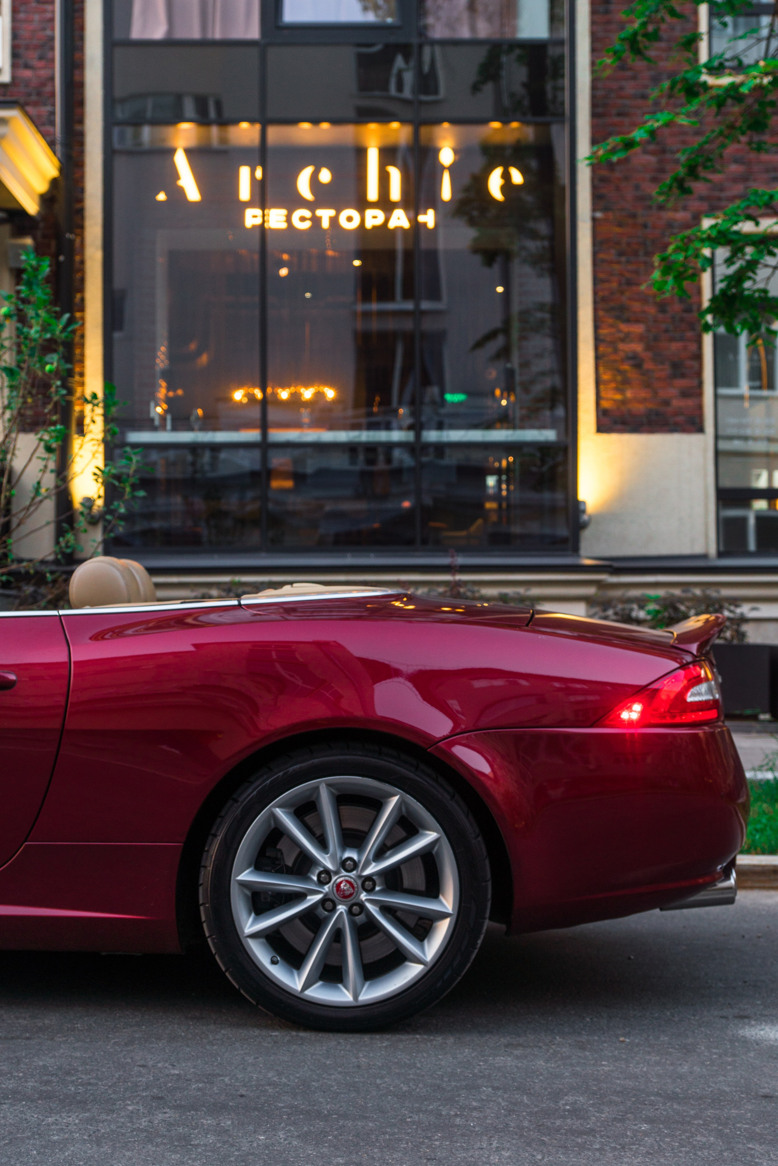 Фотосъемка в кабриолете по улицам Москвы на Jaguar. Жуков Илья  свадебный фотограф в Москве