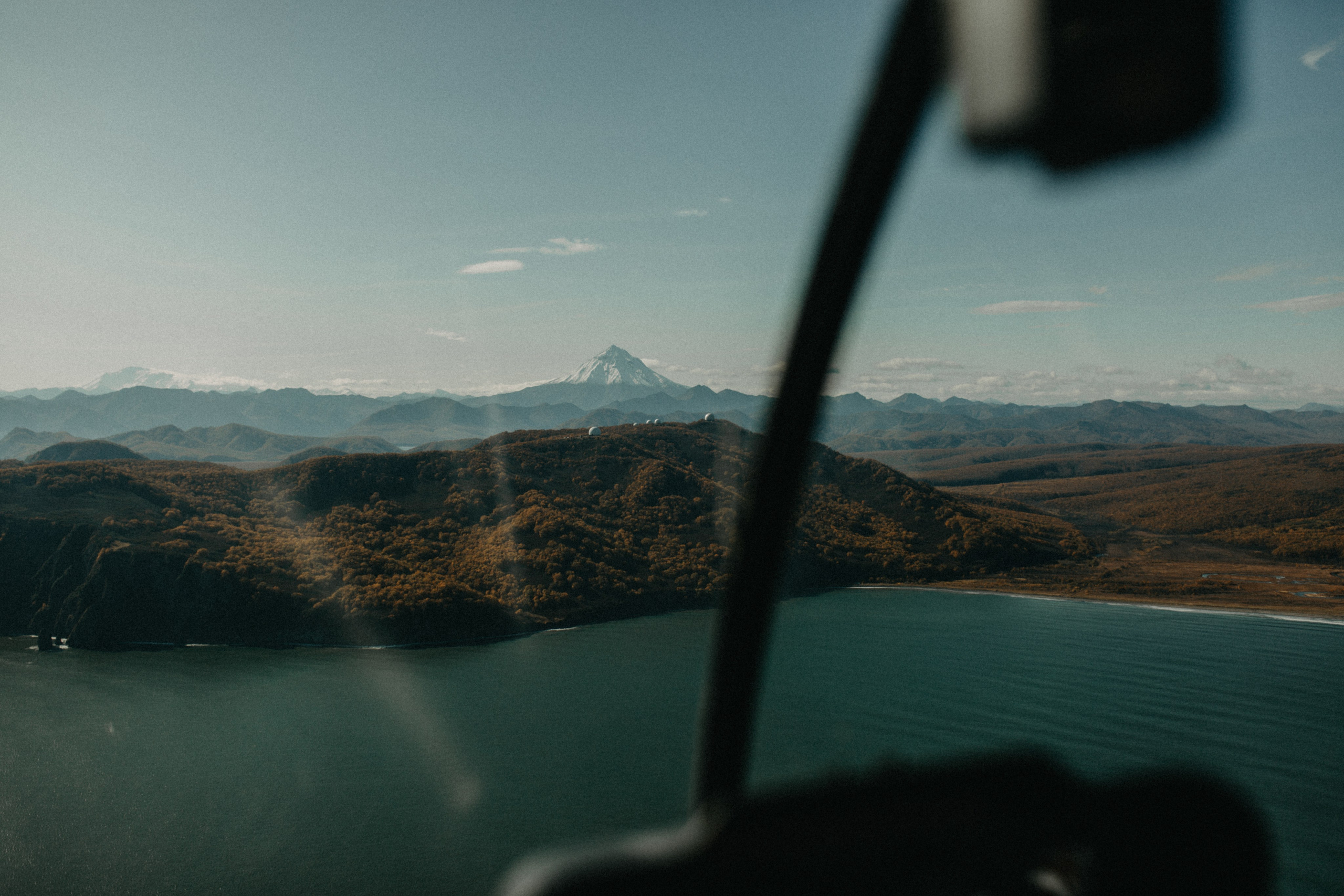 Вертолетный полет Бухта Жировая. Свадебное фото и видео на Камчатке. Туристические маршруты