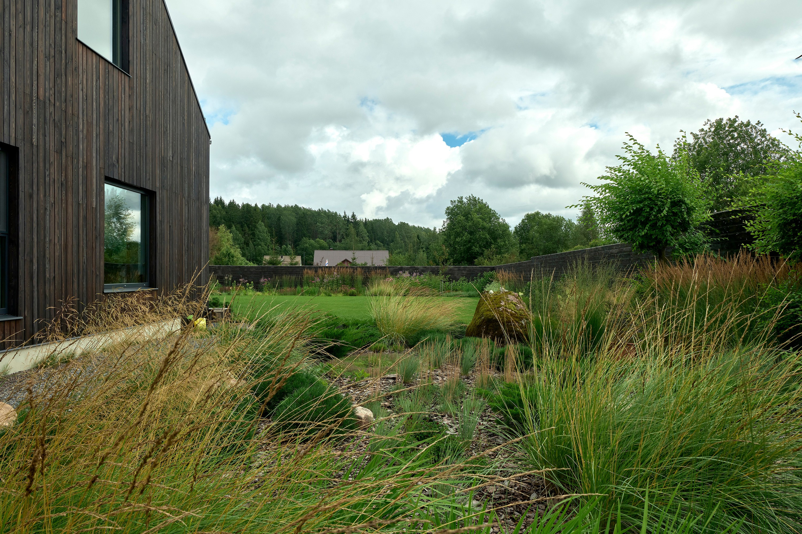 Ландшафтный и интерьерный фотограф Наталья Соловьева. Фотосъемка частного сада под Гатчиной для Таисьи Игошиной | interioto