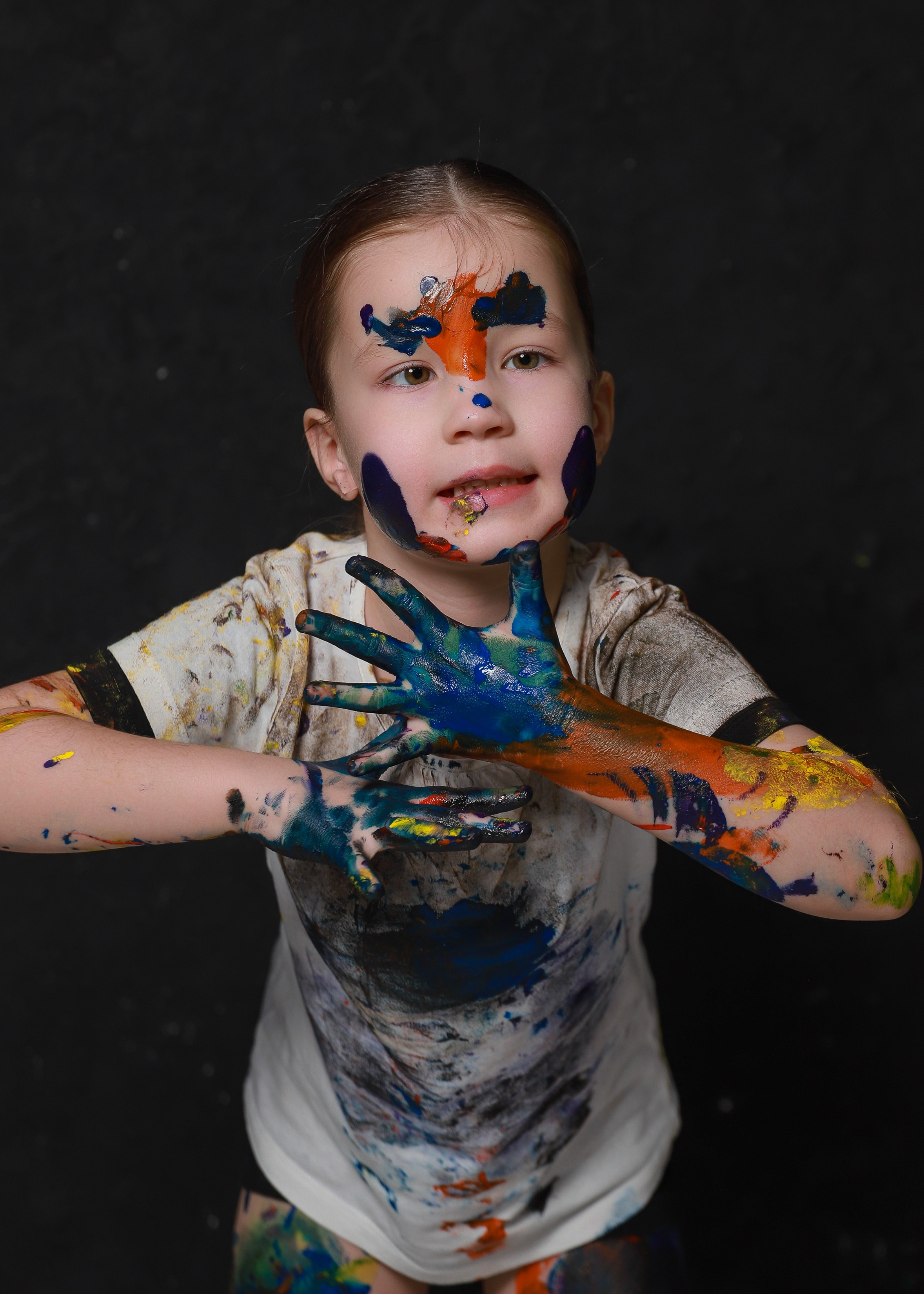 Младшие с красками. Фотограф Юлия Мальцева