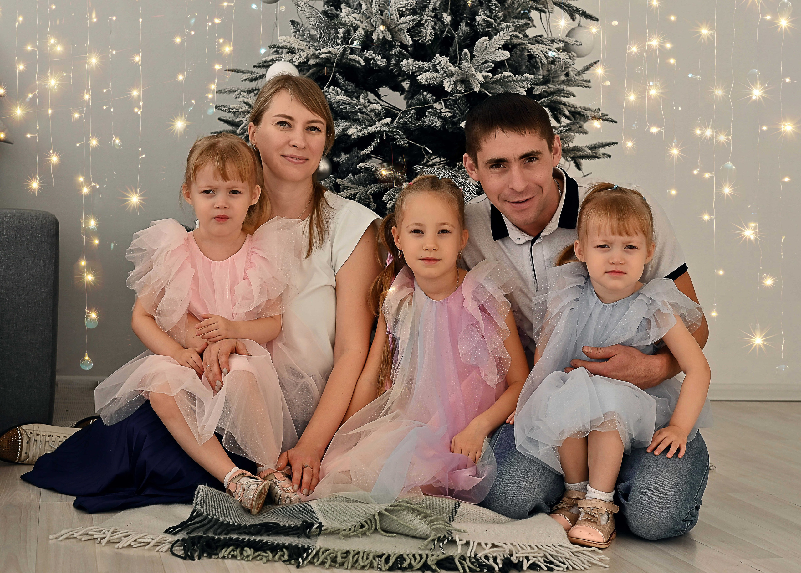 Александр, Юлия, Тася, близнецы Ульяна и Анечка. Фотографы крещения/венчания  Красноярск Татьяна и Вячеслав Переваловы