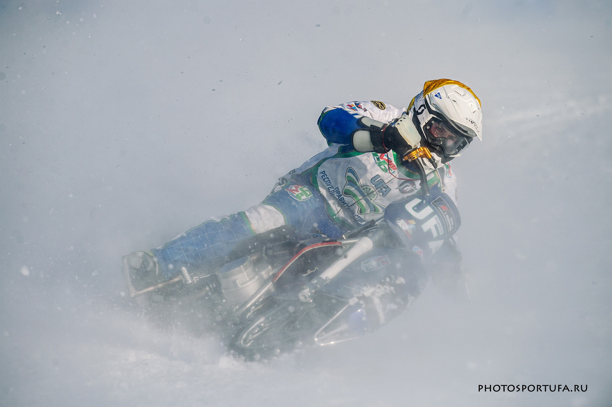 Мотогонку на льду. Спортивный фотограф в Уфе Евгений Буров