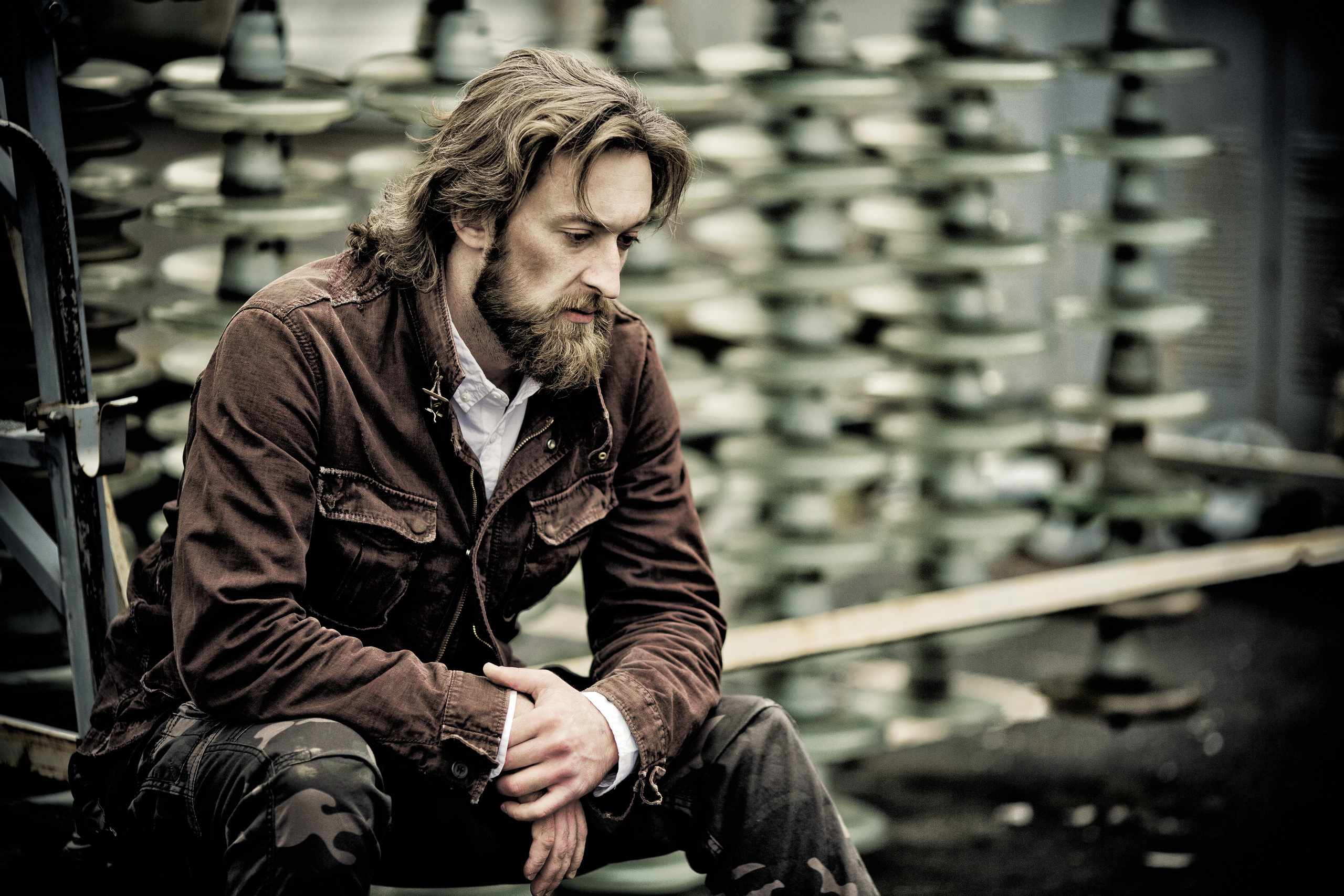 суровый тип в камуфляжных штанах