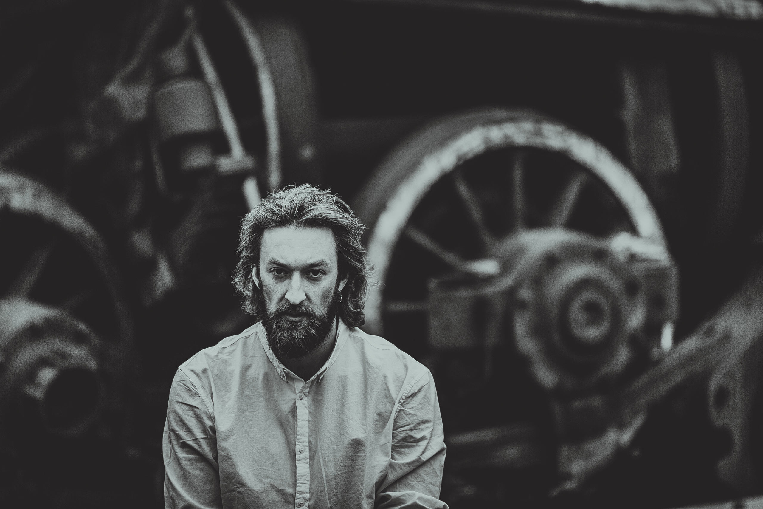 характерный мужчина около колес старого паровоза