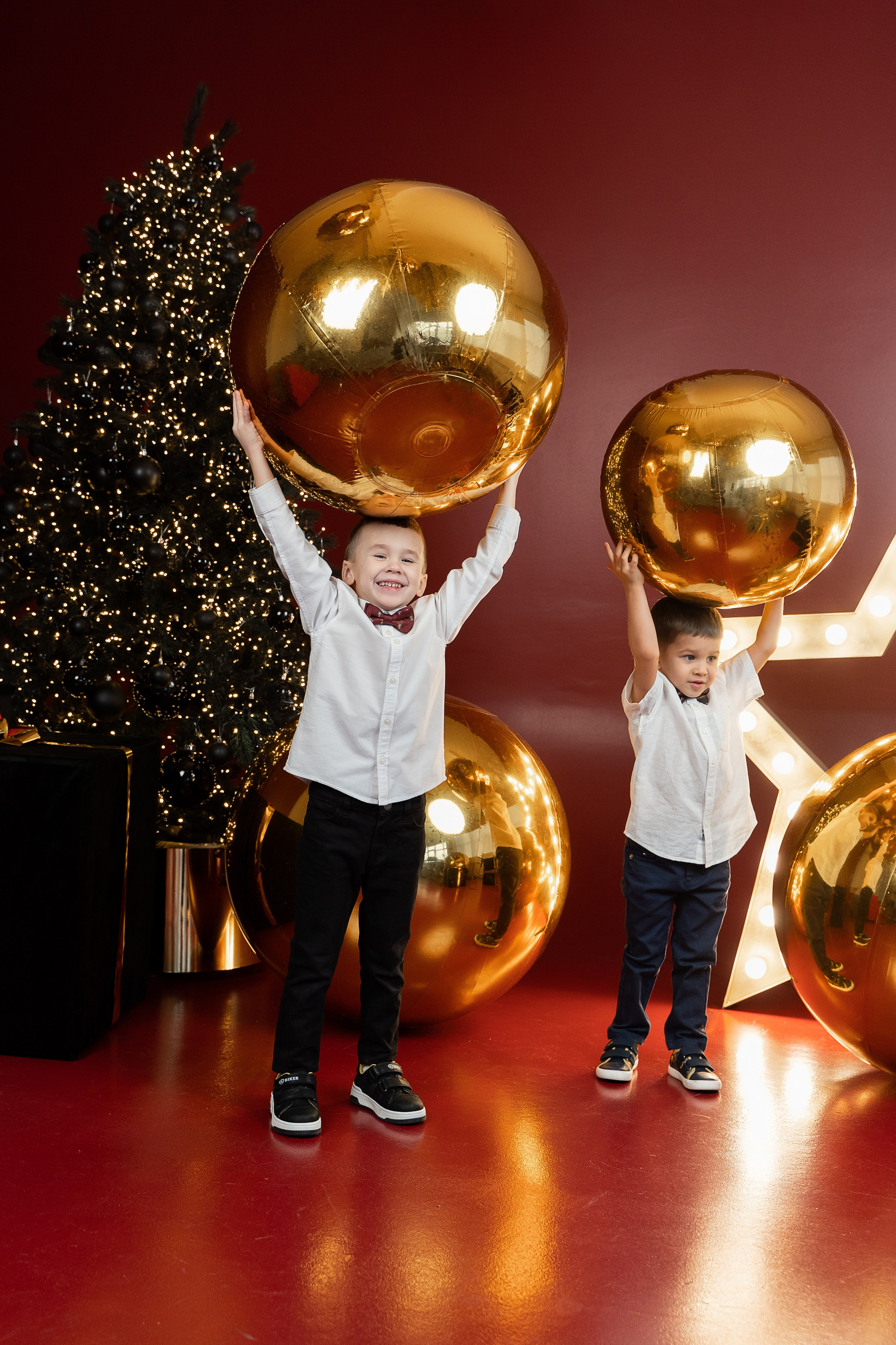 Новогодняя фотосессия с красной циклорамой. Фотограф Татьяна Мамонтова