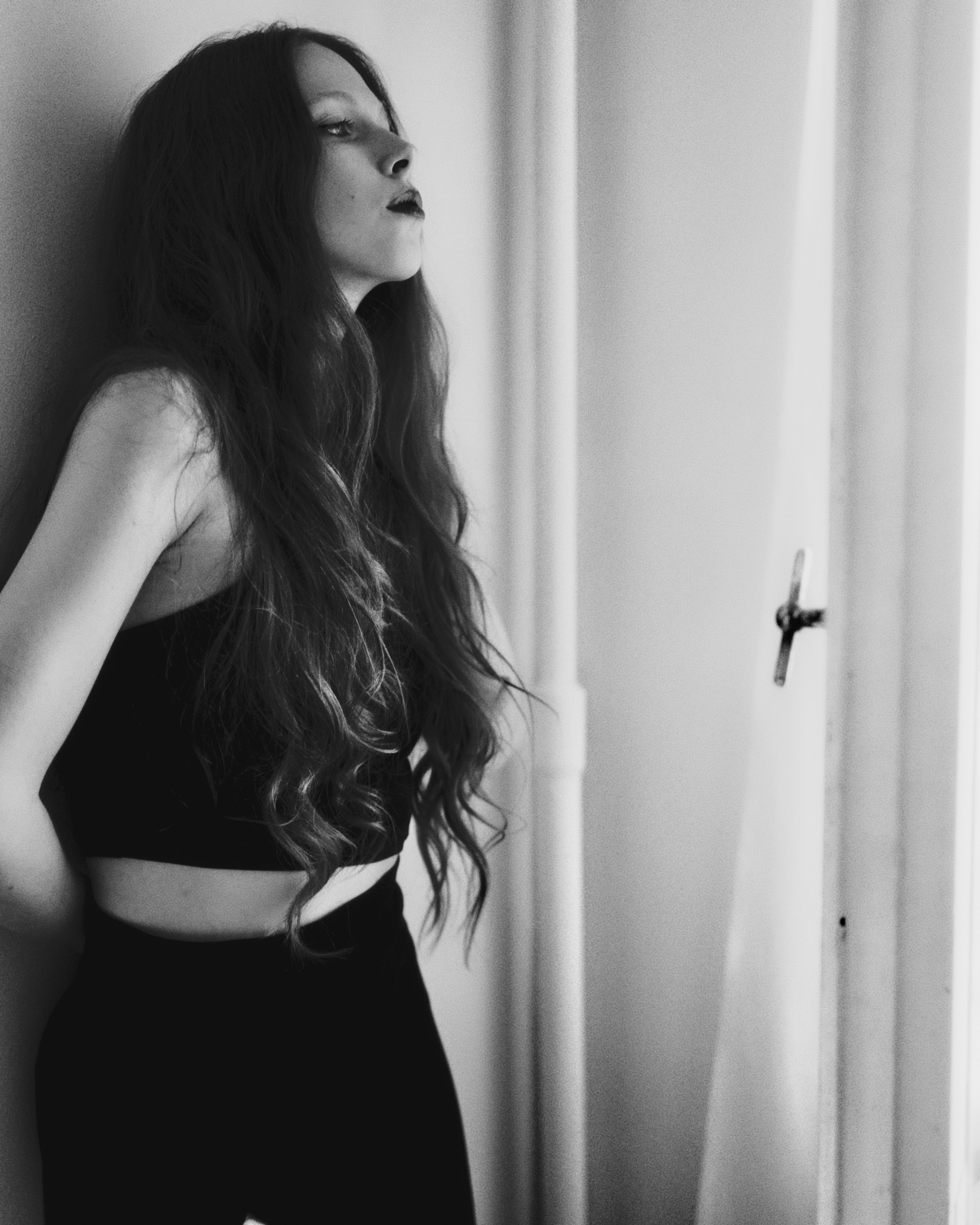 Женский портрет в стиле чёрно-белый минимализм. Художественная фотосессия