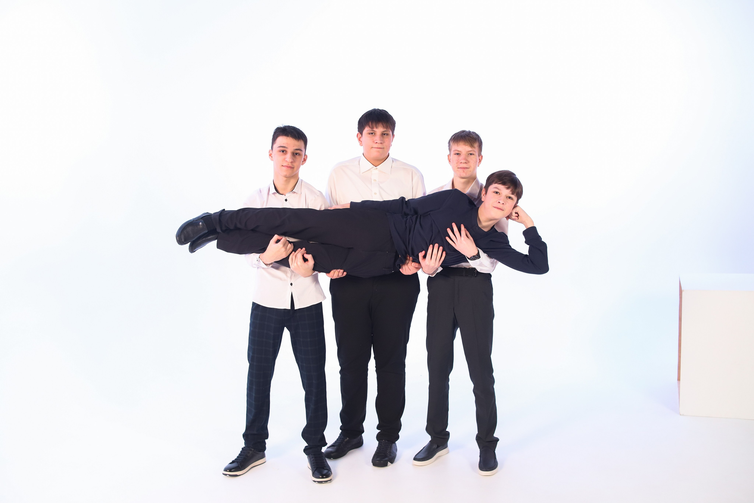 9 Класс в студии с неоном и белой циклорамой. Фотограф в Сургуте Брызгунова Анастасия