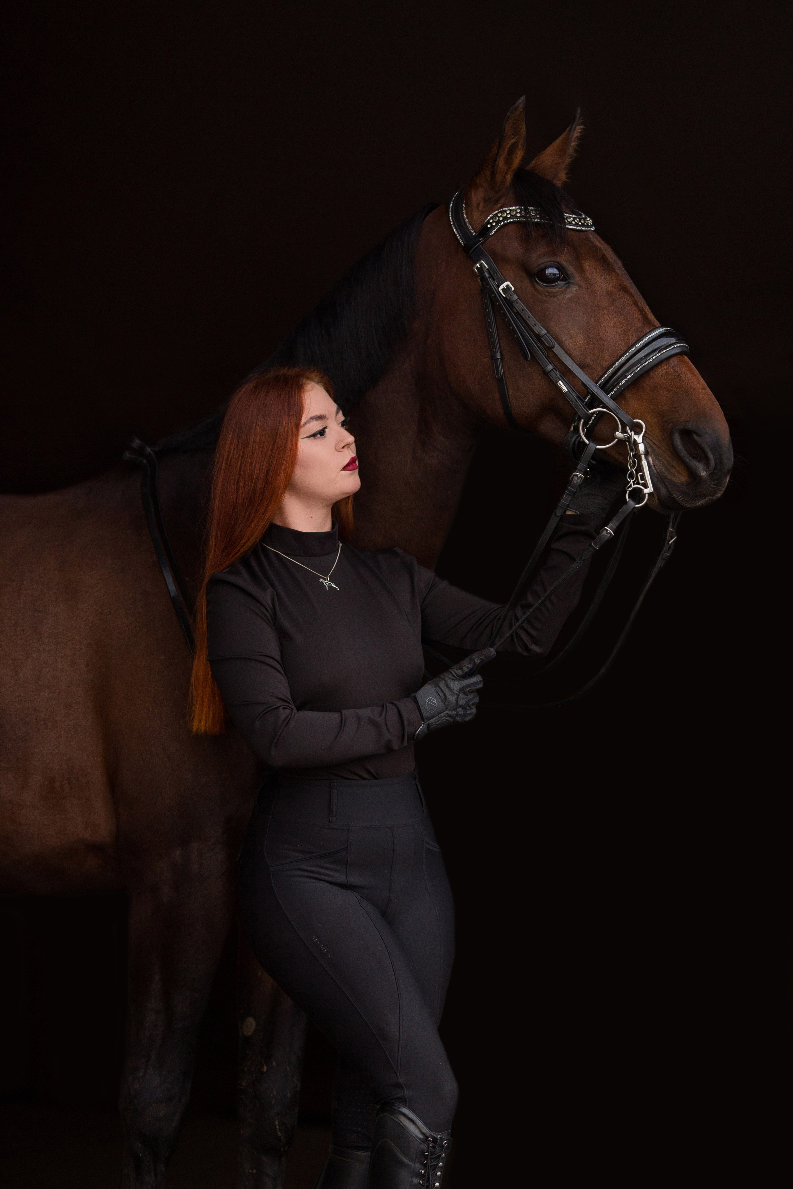 Фотосессия с лошадью в конюшне