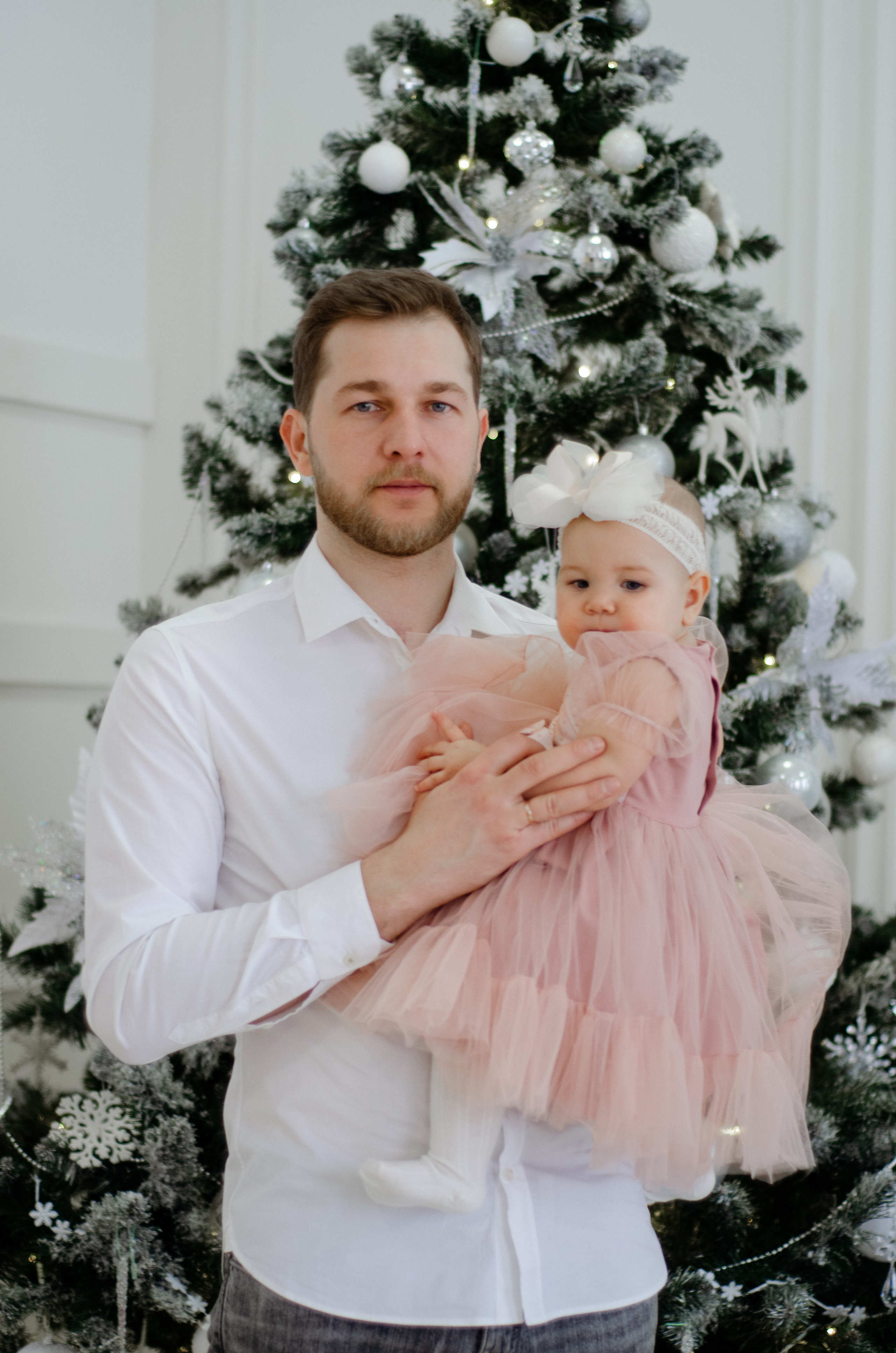 Отец с ребенком на новогодней фотосессии