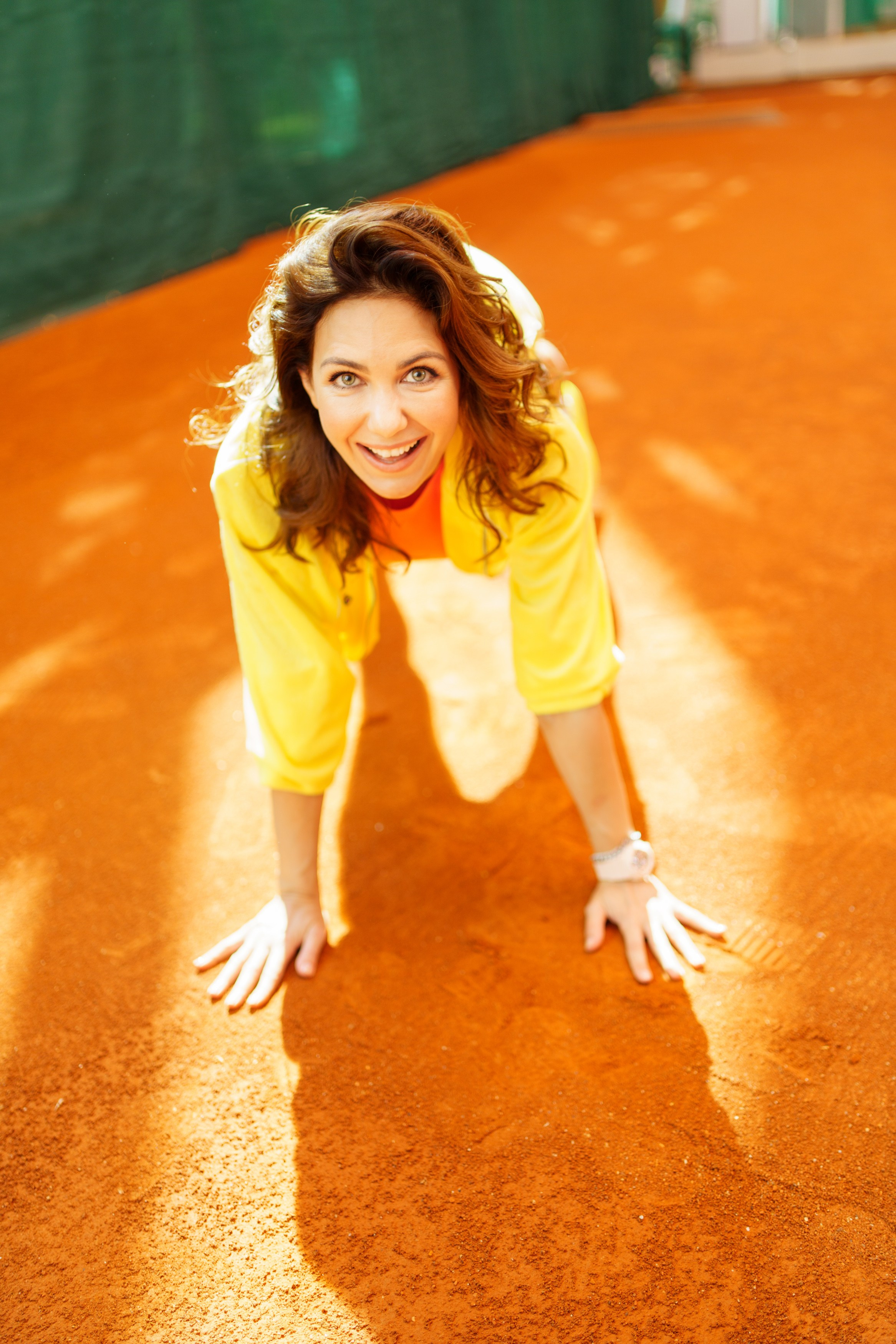 Актриса Катя Климова в солнечных лучах на теннисном корте. Фотограф Сергей Гаврилов