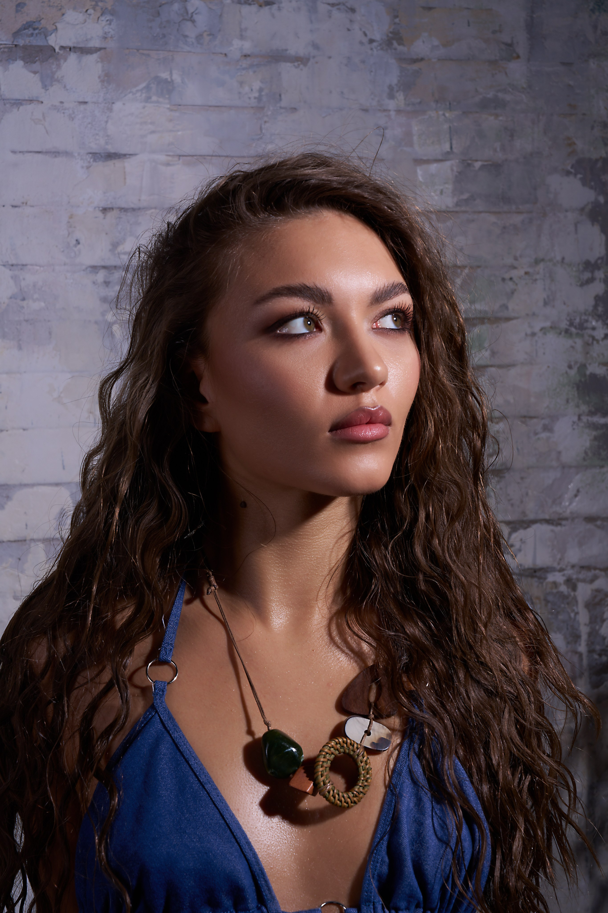 Ню-фотосессия в студии в Москве, портрет с влажной кожей и джинсовым топом, акцент на чувственность и эстетику