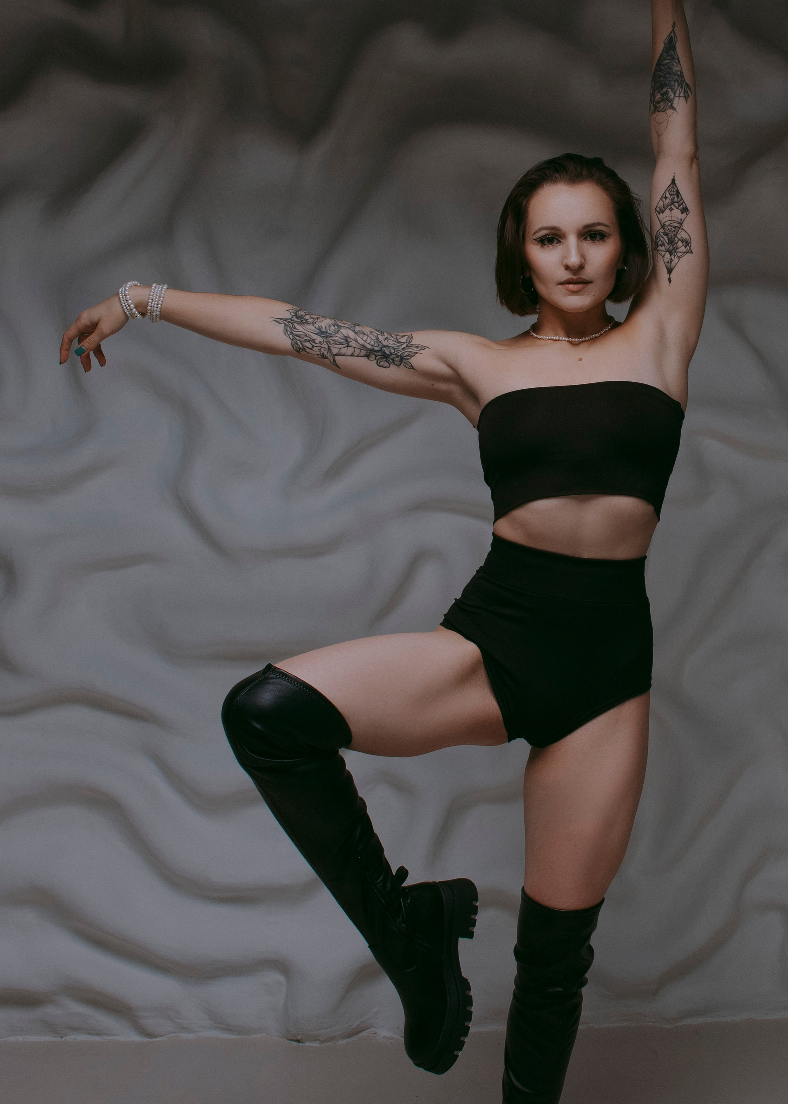 танцующая девушка