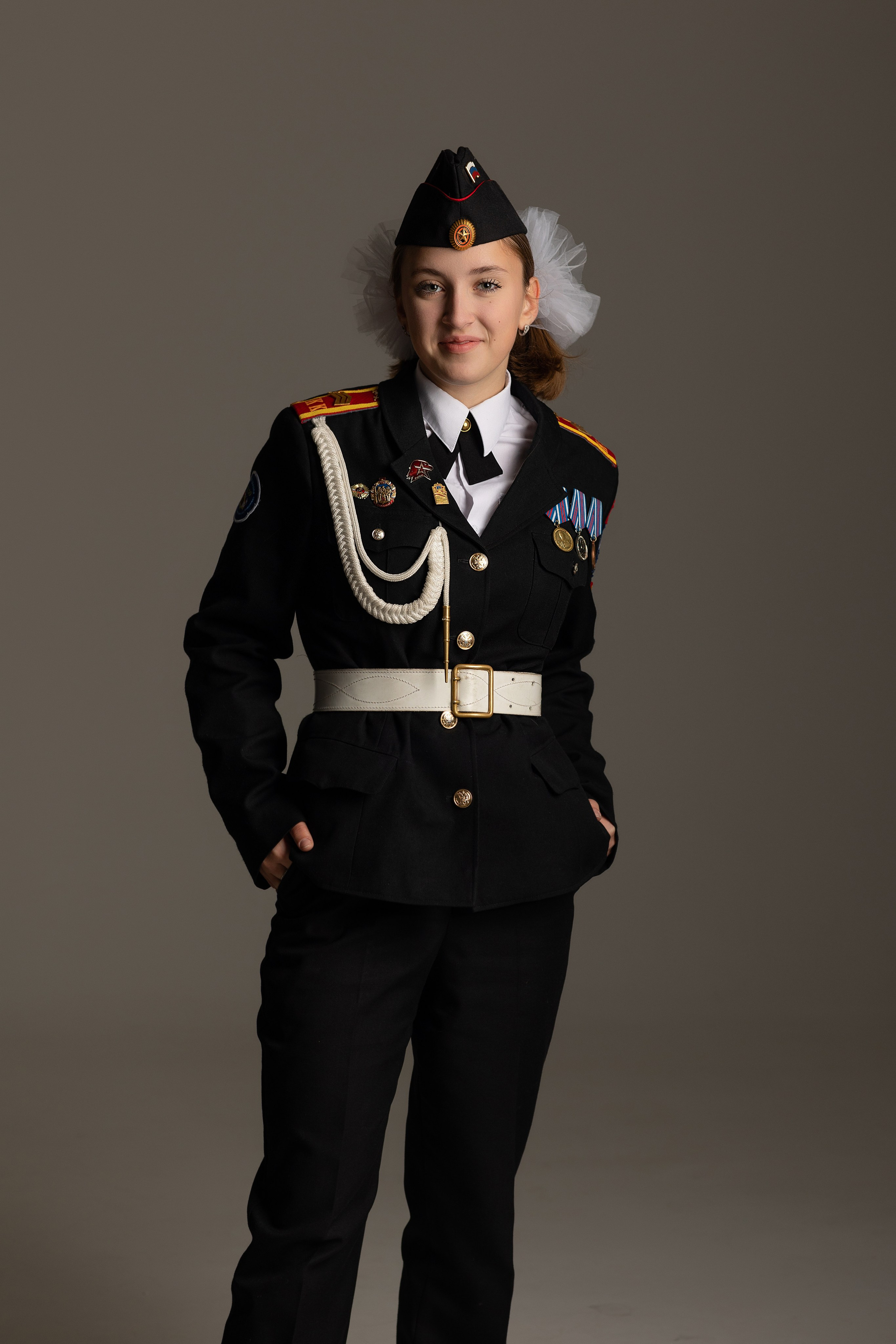 Девушка кадет в темной фотостудии