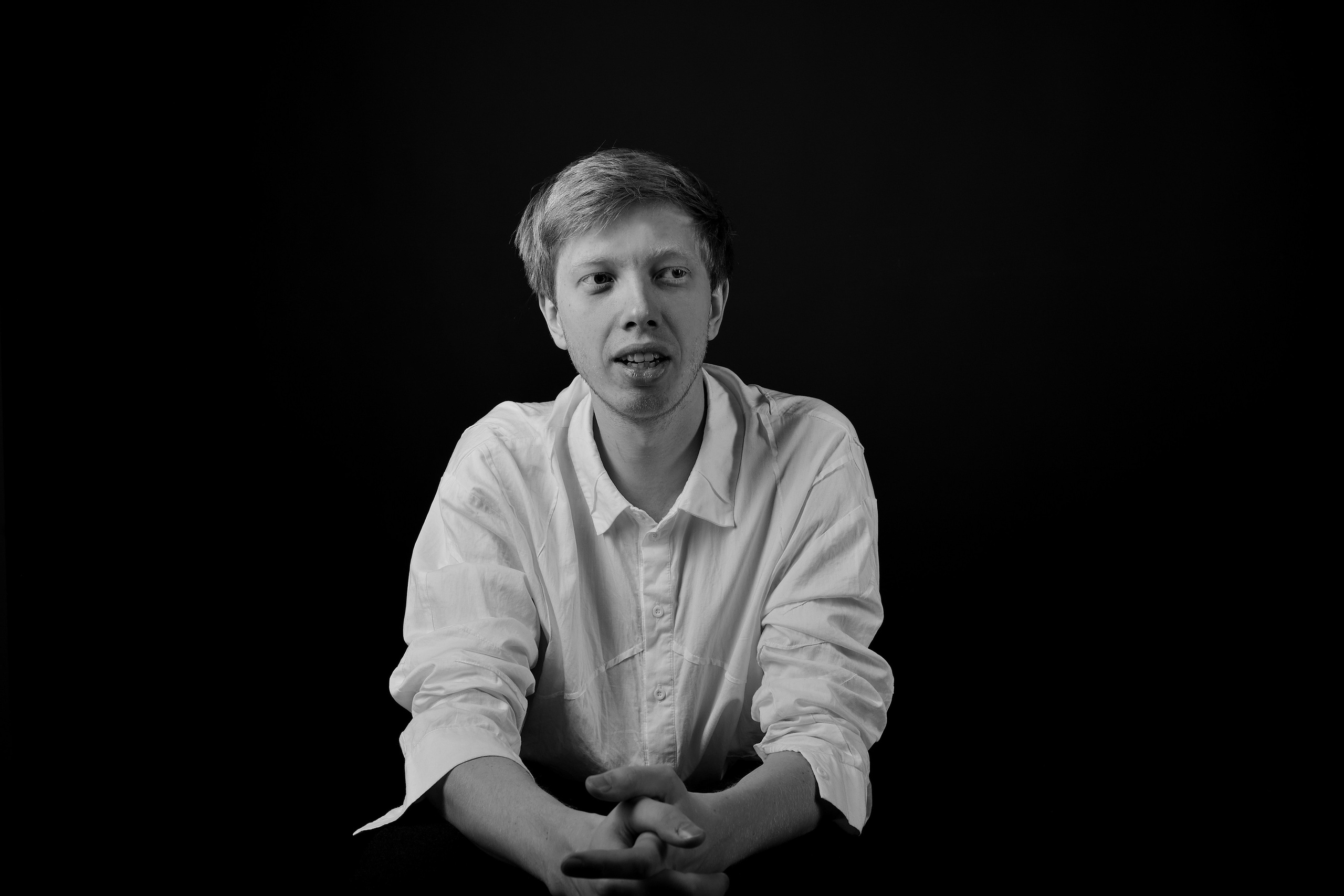 Портрет красивого мужчины в ирландском стиле на черном фоне в фотостудии.