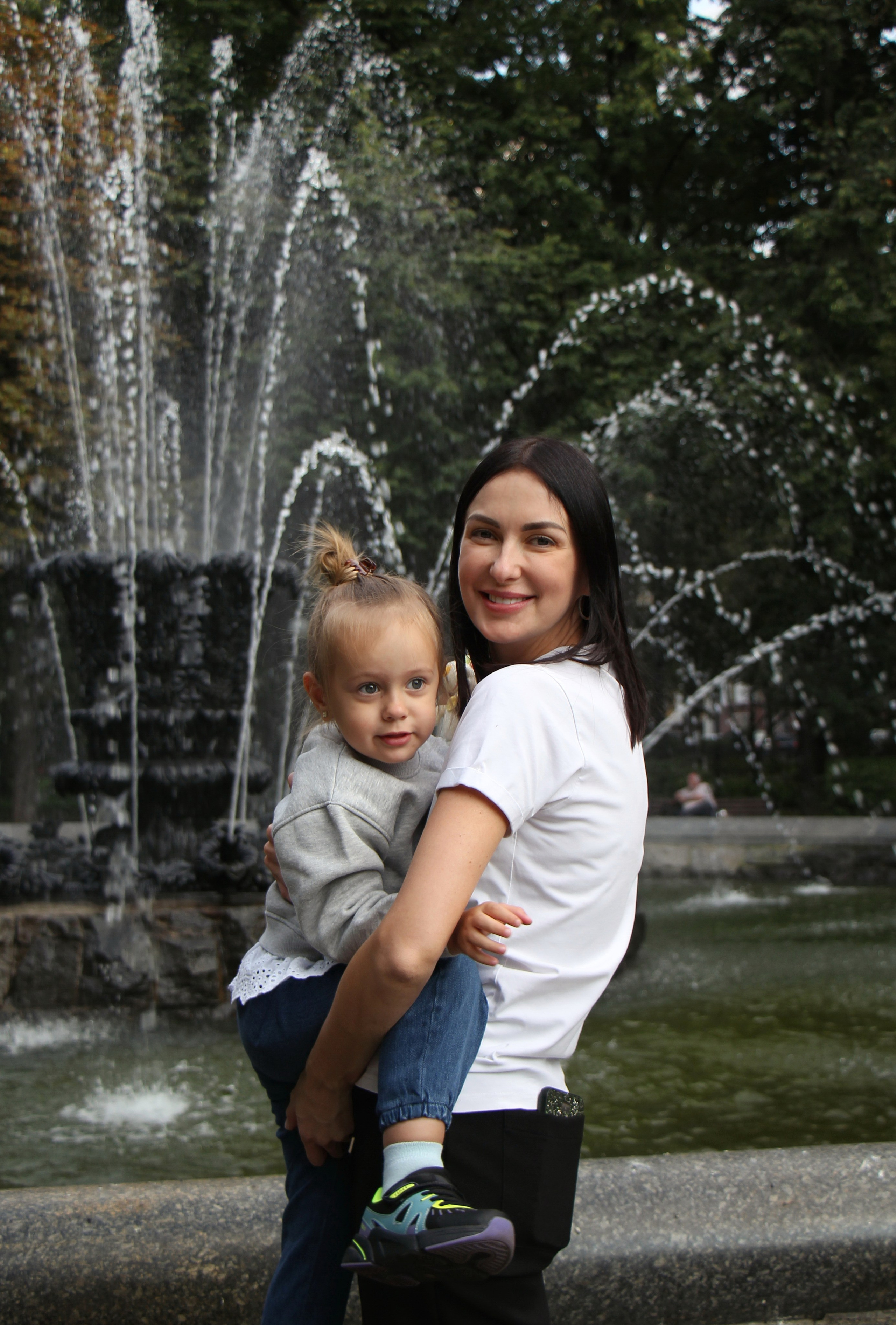 Аня с мамой на прогулке. Портретный фотограф Москва