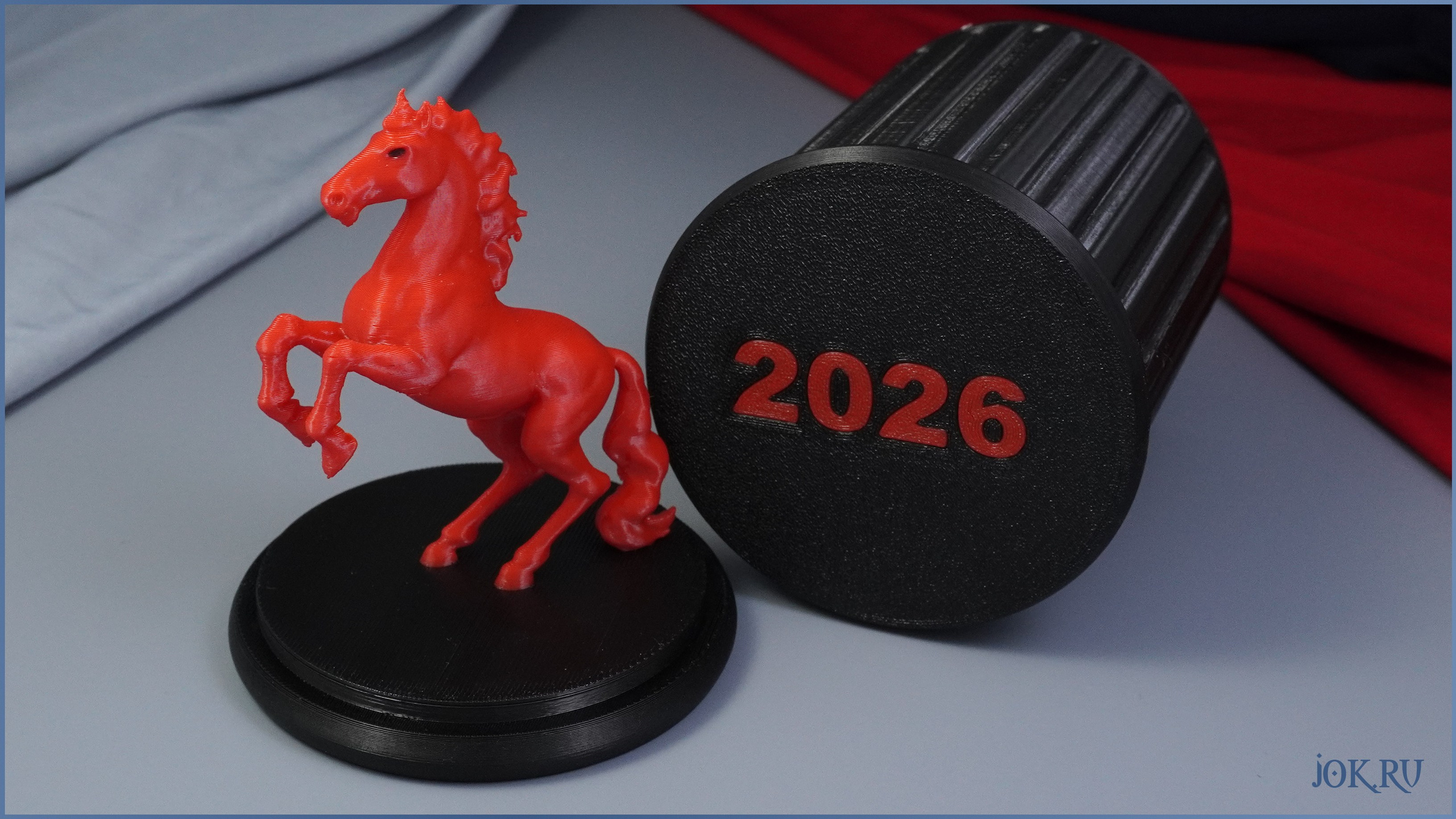 Фигурка красной лошади — стильный талисман года, подойдёт в качестве необычного новогоднего подарка.