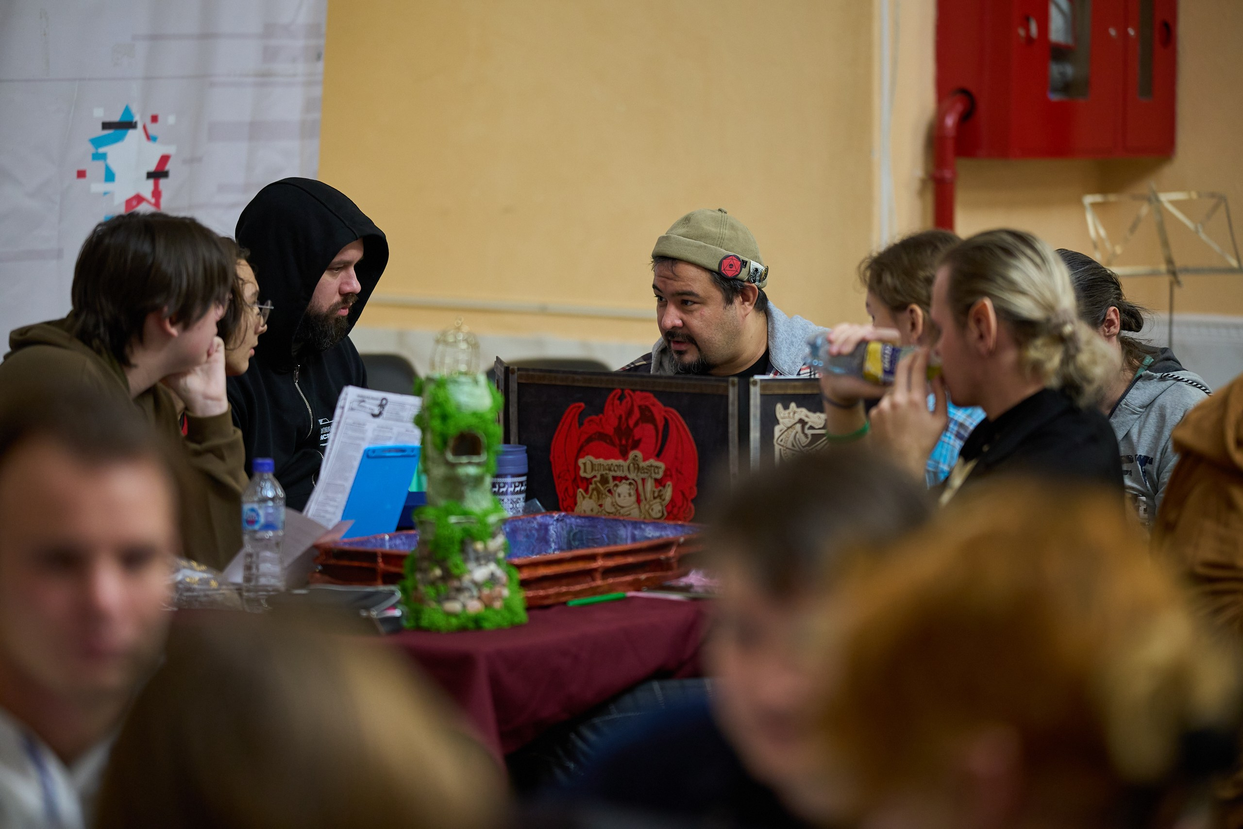 Мантикон V (2025). Фотографирует красивое Денис Горностаев