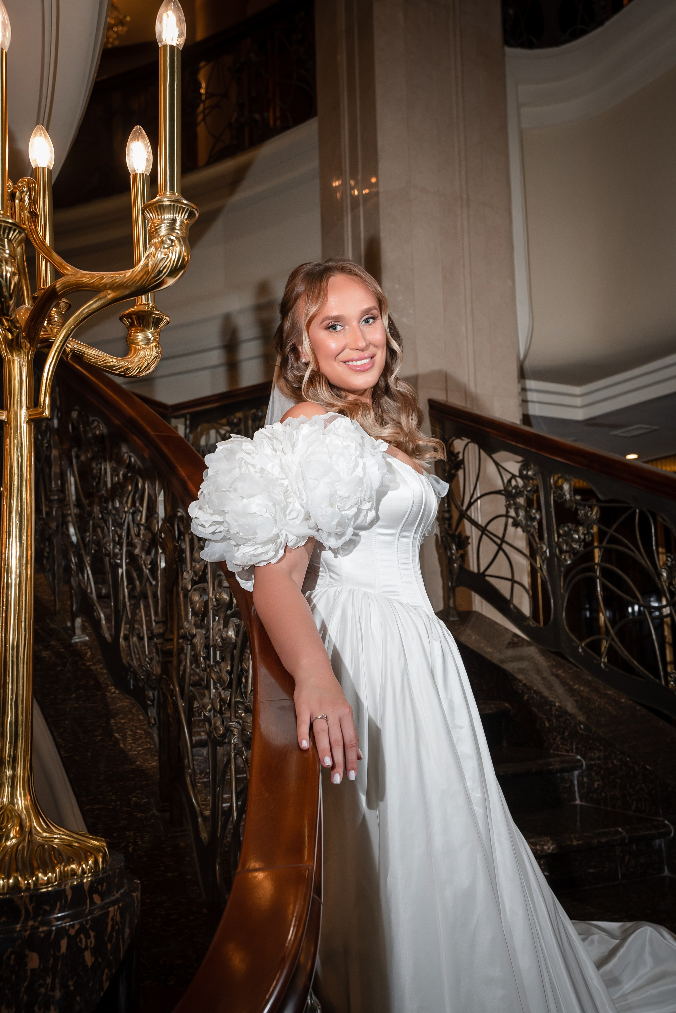 Свадебная фотосессия в отеле The St. Regis Moscow Nikolskaya. Свадебный фотограф Вера Климова