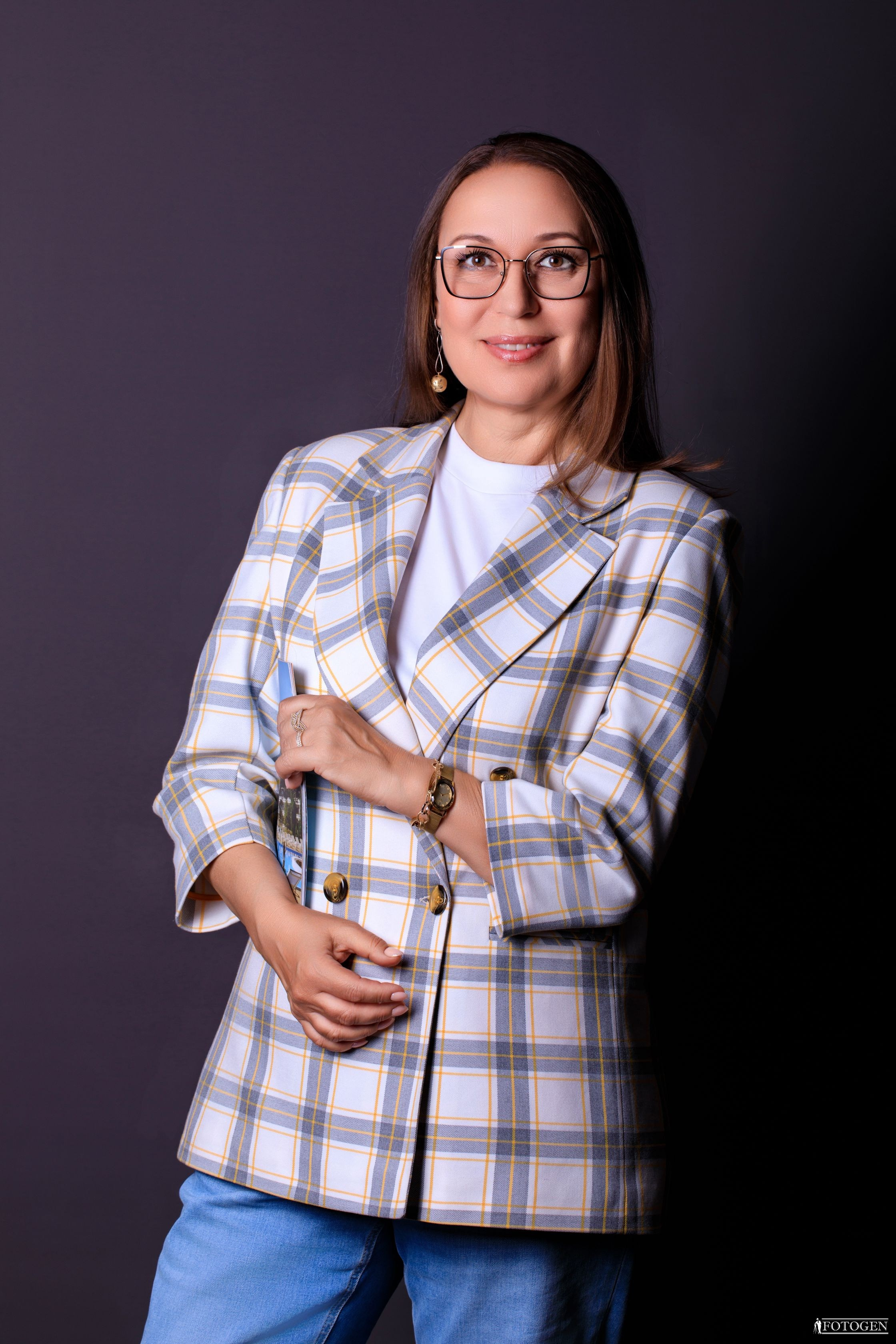 Женский деловой портрет | Бизнес фотосессии от Fotogen. Интерьерная фотостудия FOTOGEN г. Краснодар