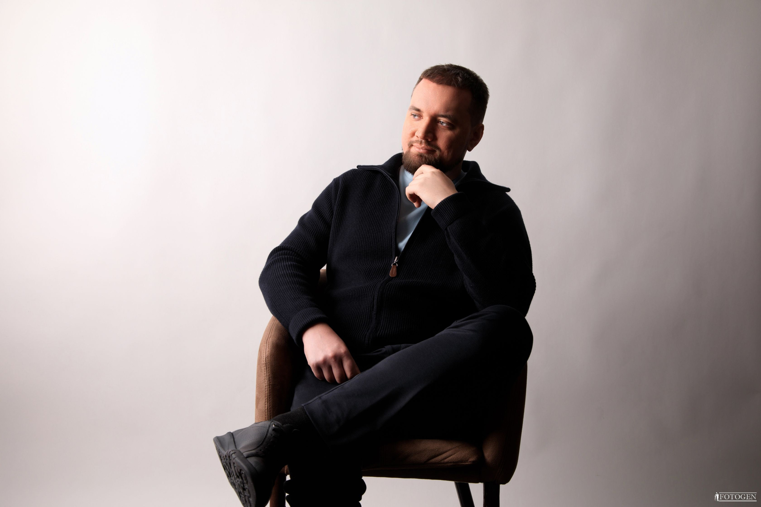 Профессиональная мужская фотосессия в Fotogen: Ваша история в кадре. Интерьерная фотостудия FOTOGEN г. Краснодар