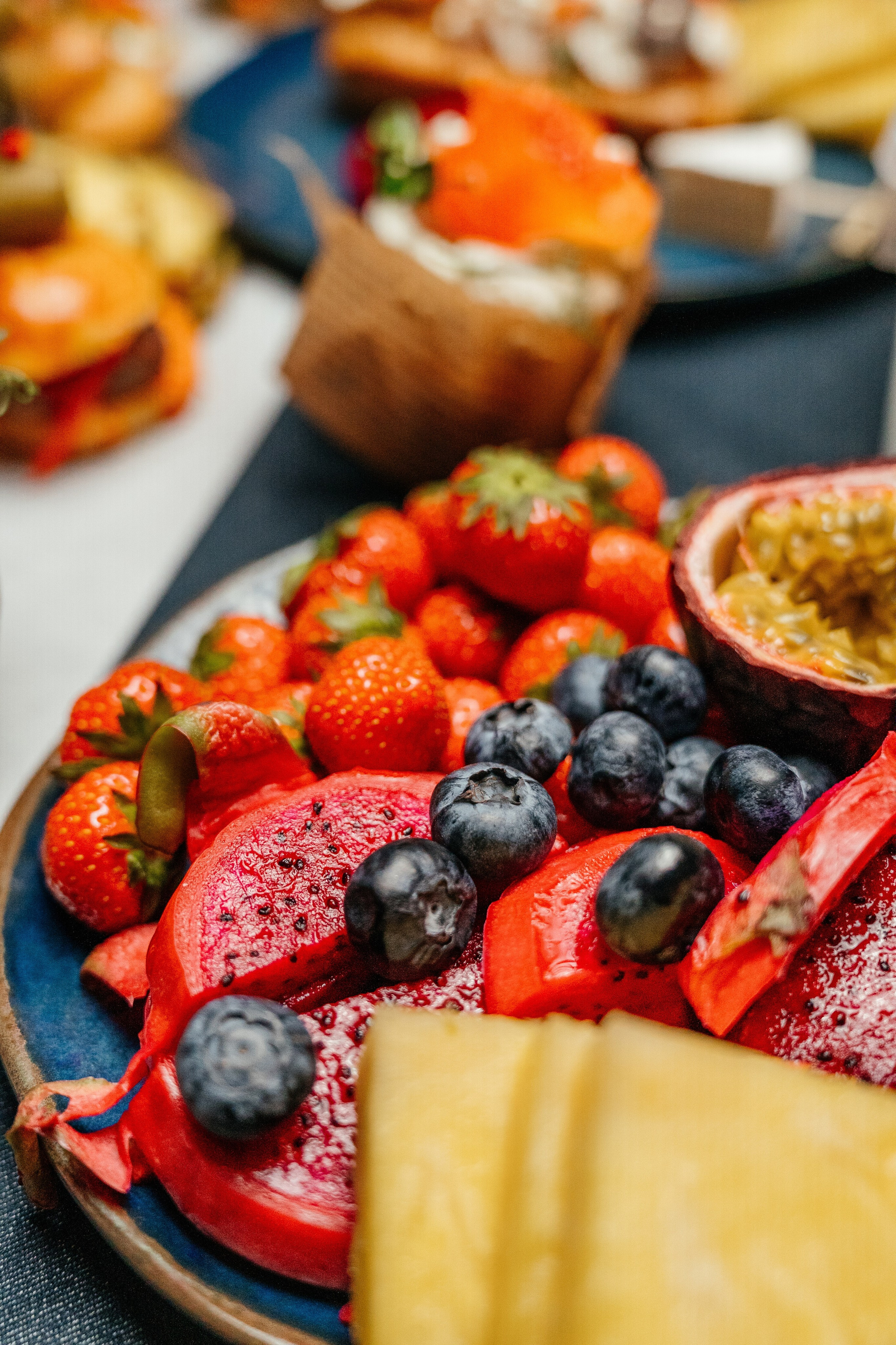 Столы. Выездной кейтеринг, съедобные букеты, торты и сладости на заказ