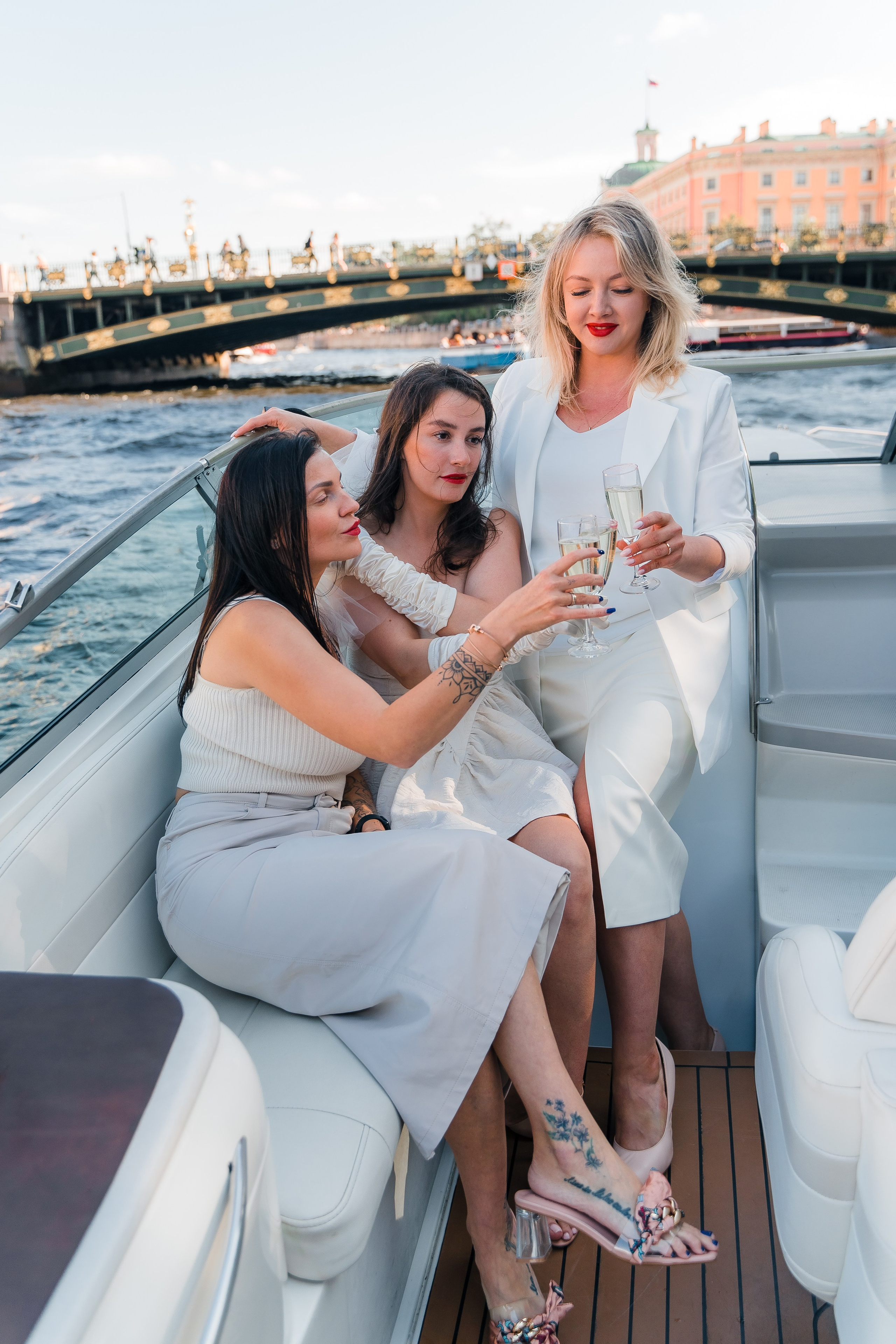 Фотосъемка девичника, встреча девушек, веселые женские портреты