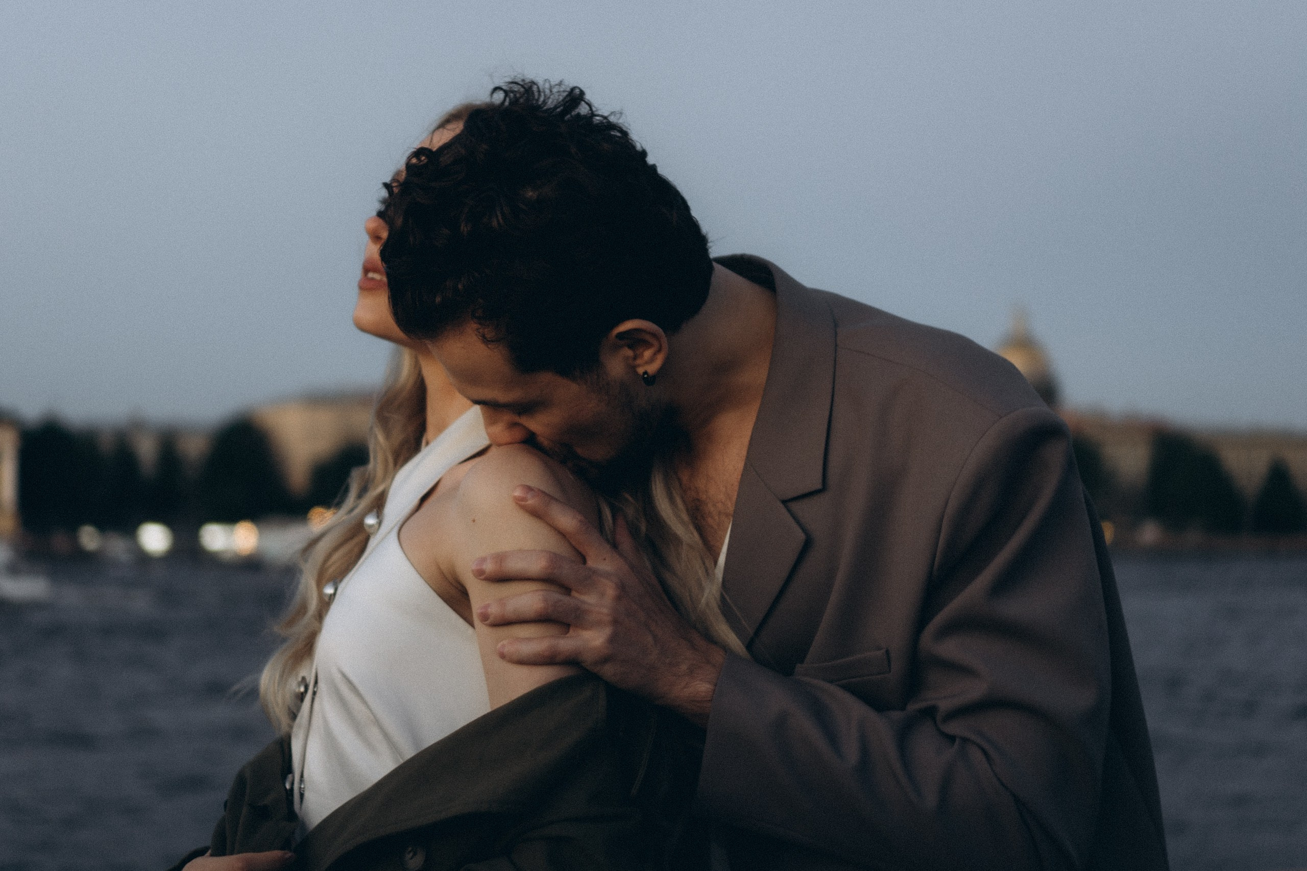 СВАДЕБНАЯ СЬЕМКА ПАРЫ НА РАССВЕТЕ В БЕЛЫЕ НОЧИ И ПРОГУЛКА С РАЗВОДНЫМИ МОСТАМИ И ПИКНИК ВОЗЛЕ ИСАКИЕВСКОГО СОБОРА. Профессиональный фотограф, Санкт-Петербург — Виктория Богомолова