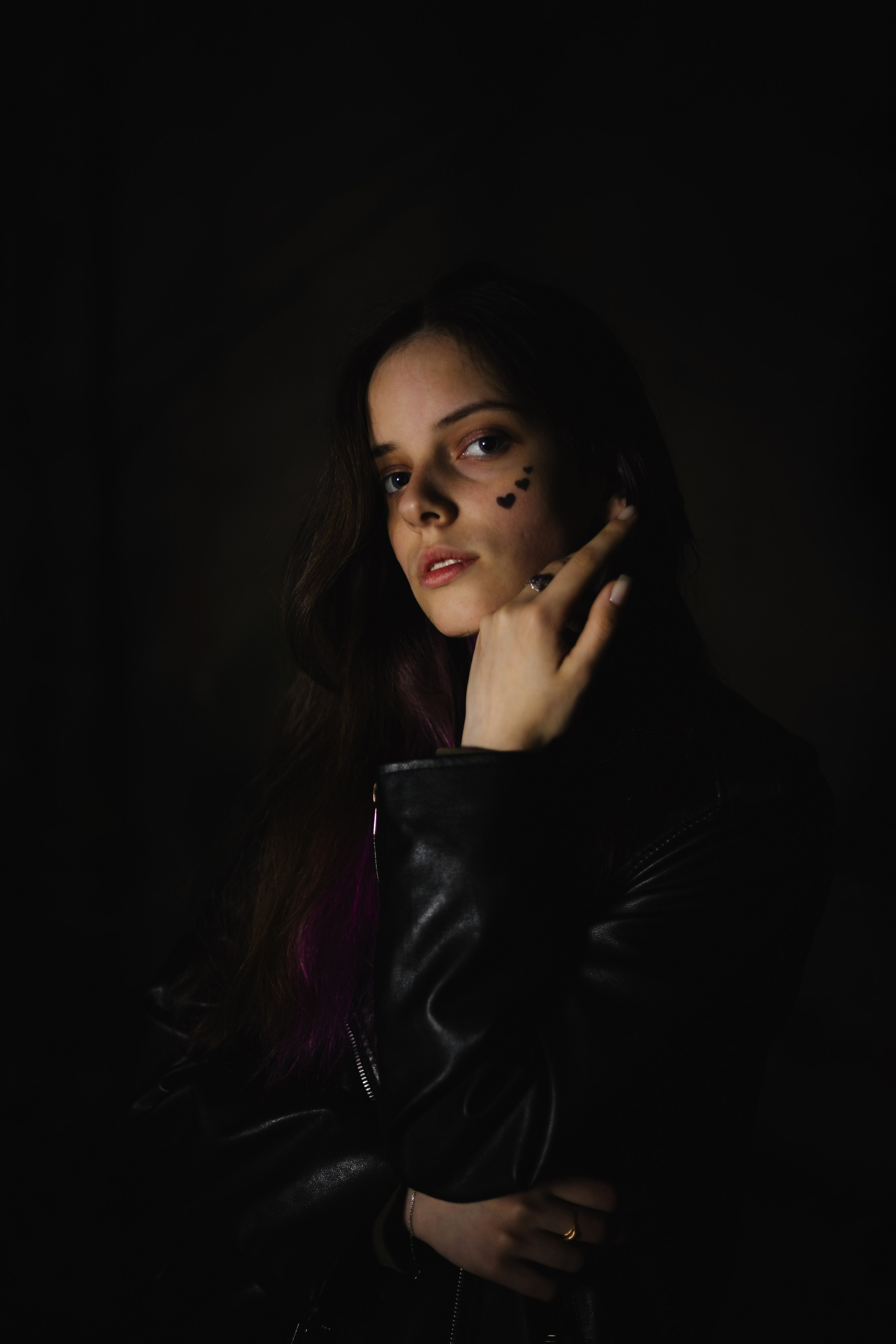 Модель: Лидия Леймон. Фотограф - Николай Мокрицкий. Импровизионаня фотосессия, в заброшенном здании. Креативная ночная фотосессия. Молодая девушка в образе неформалки. Темные волосы с фиолетовой прядью, полосатые чулки, ботинки. Зажигалка, кровь, горящий факел, огонь – атмосферное заброшенноге здания. Факел, Девушка, молодая девушка, Альтушка, Фотосеесия, Подросток, Крашенные волосы, Сигарета, Кровь, Позировка, Потрет